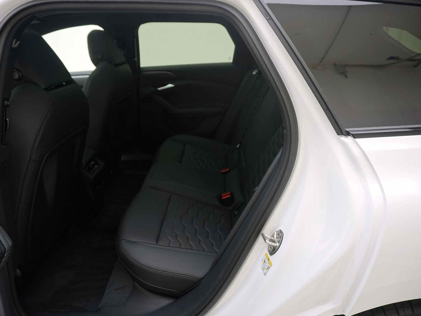 AUDI A6 e-tron Avant quattro S line-image-14