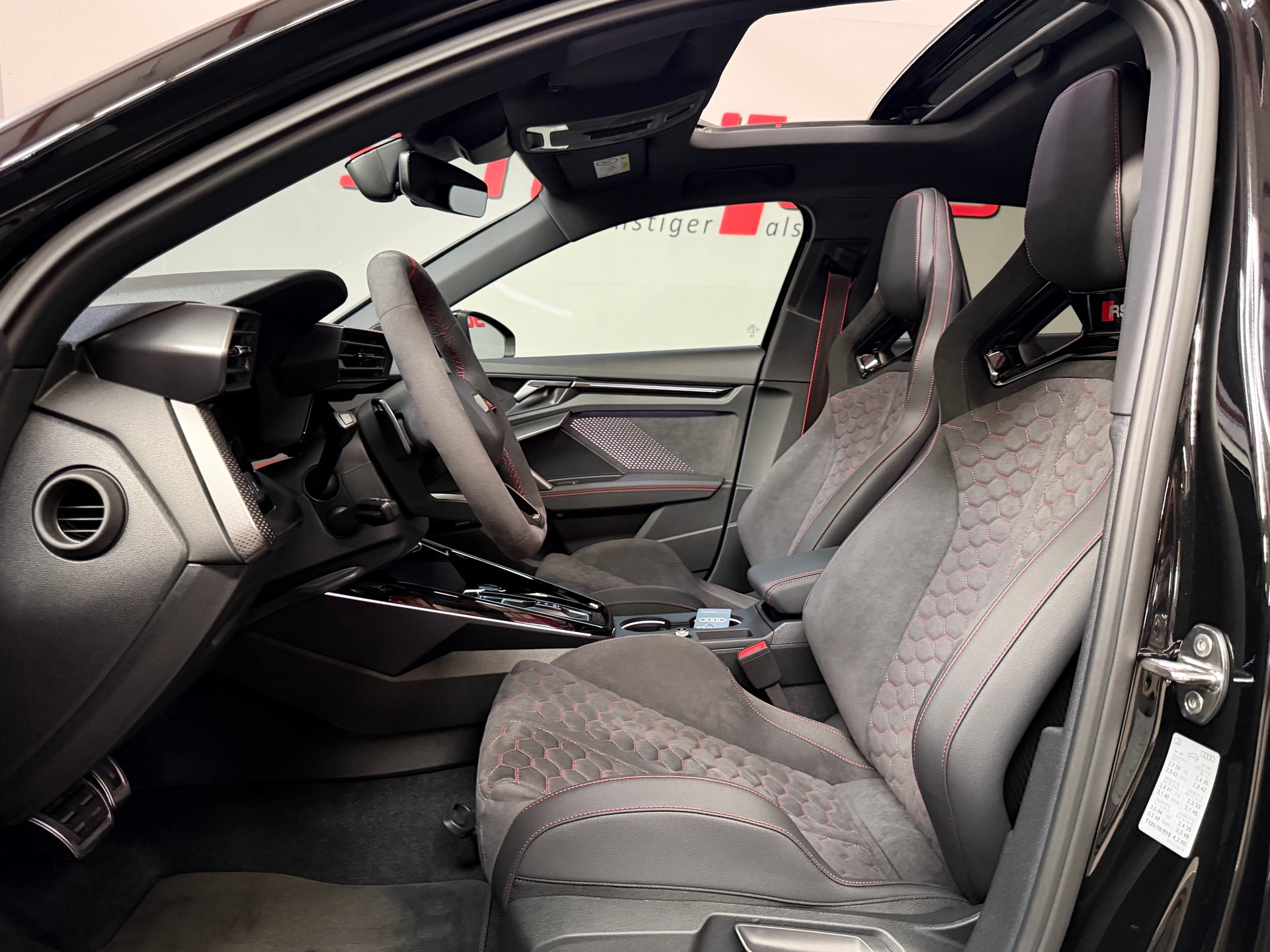 AUDI RS3 Limousine 2.5 TSI quattro S-tronic Schalensitze-image-13