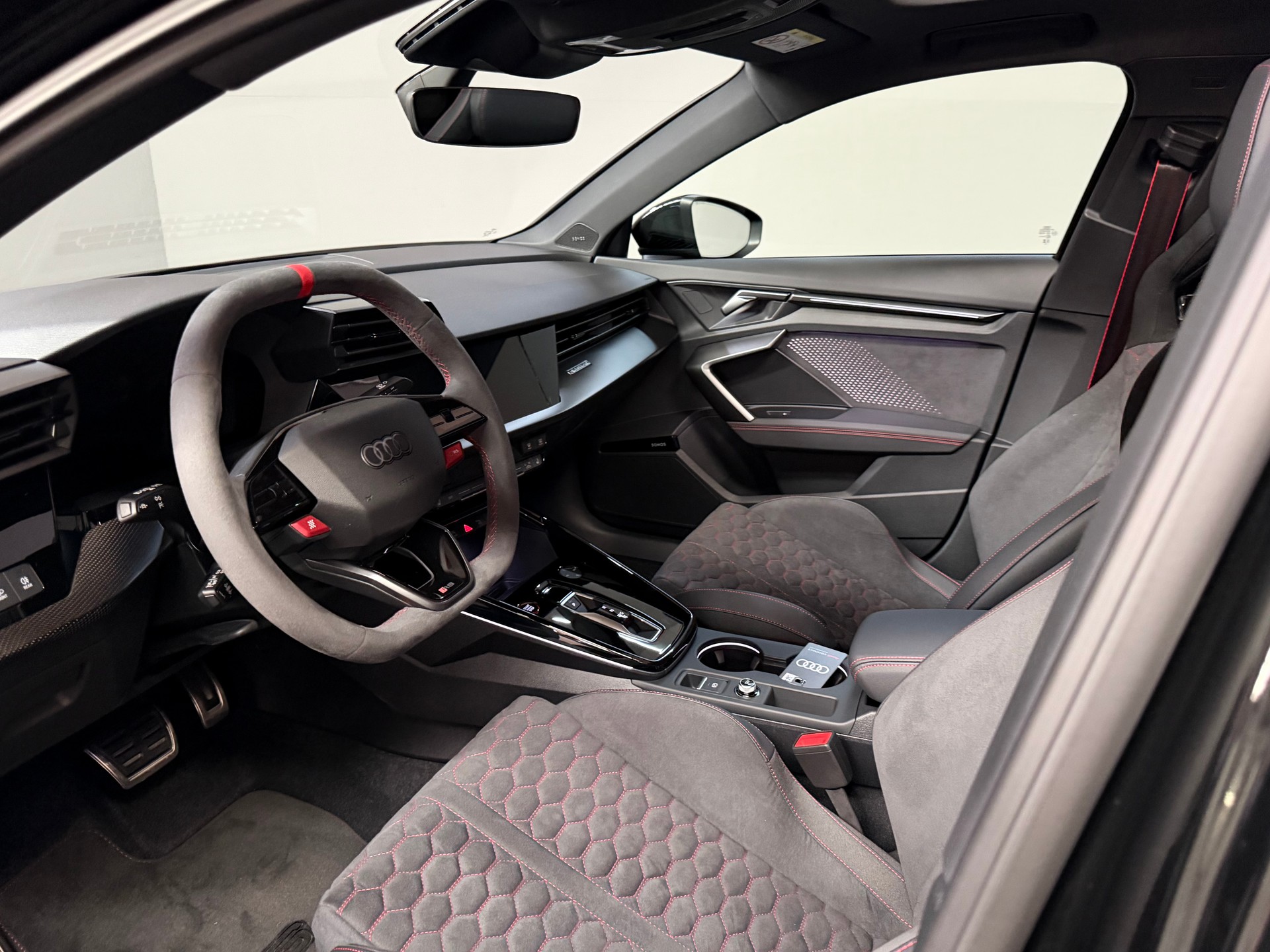AUDI RS3 Limousine 2.5 TSI quattro S-tronic Schalensitze-image-15