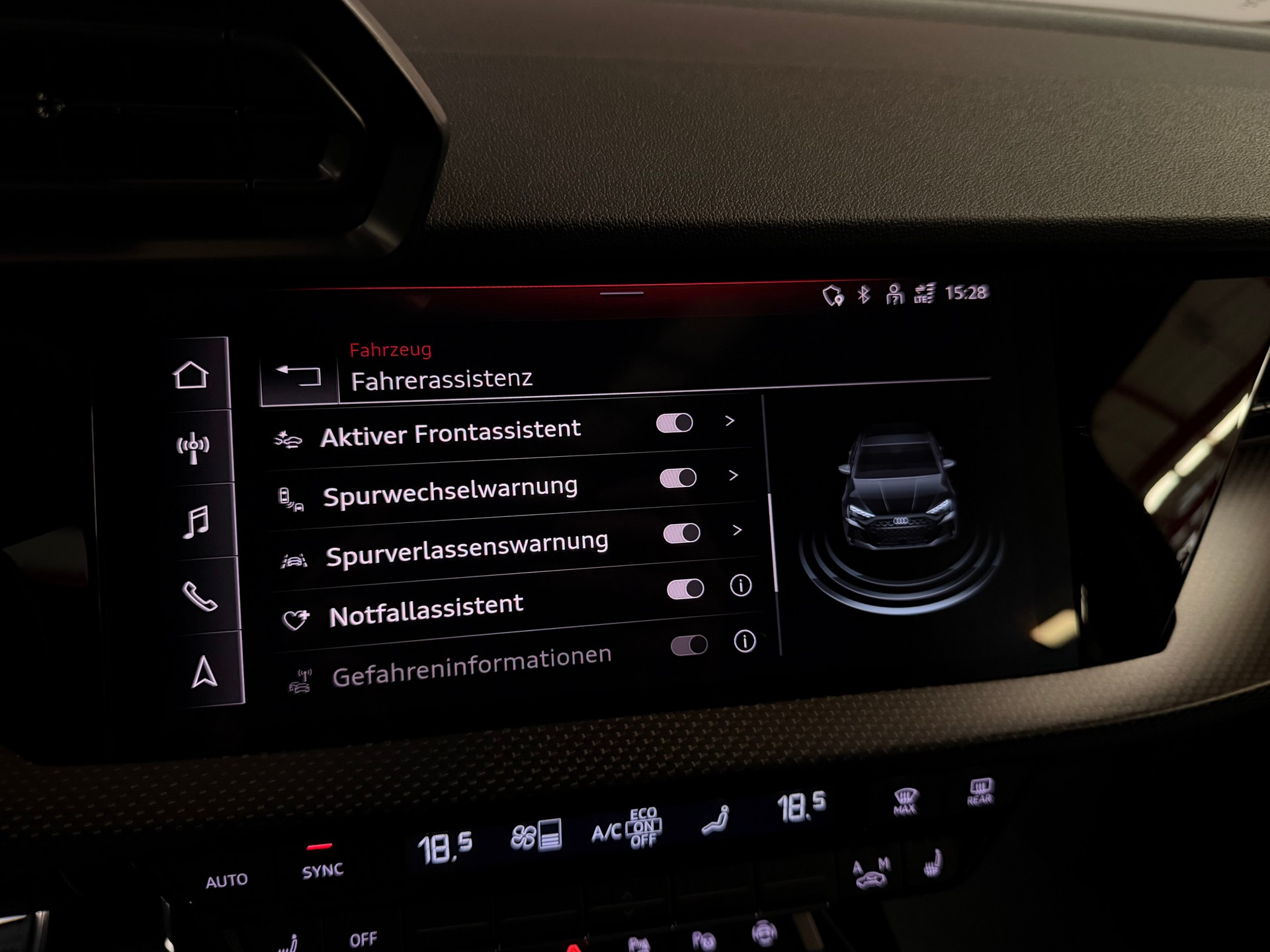 AUDI RS3 Limousine 2.5 TSI quattro S-tronic Schalensitze-image-31