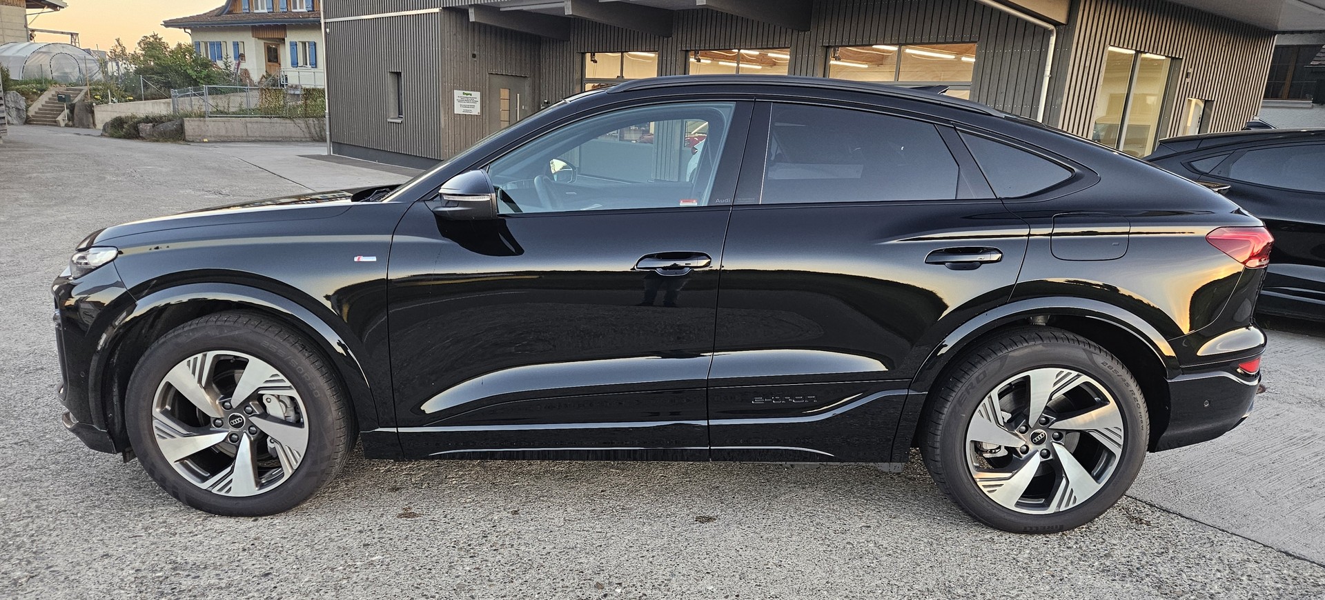 AUDI Q6 Sportback e-tron quattro S-Line Tech pro mit Anhängerkupplung-image-4
