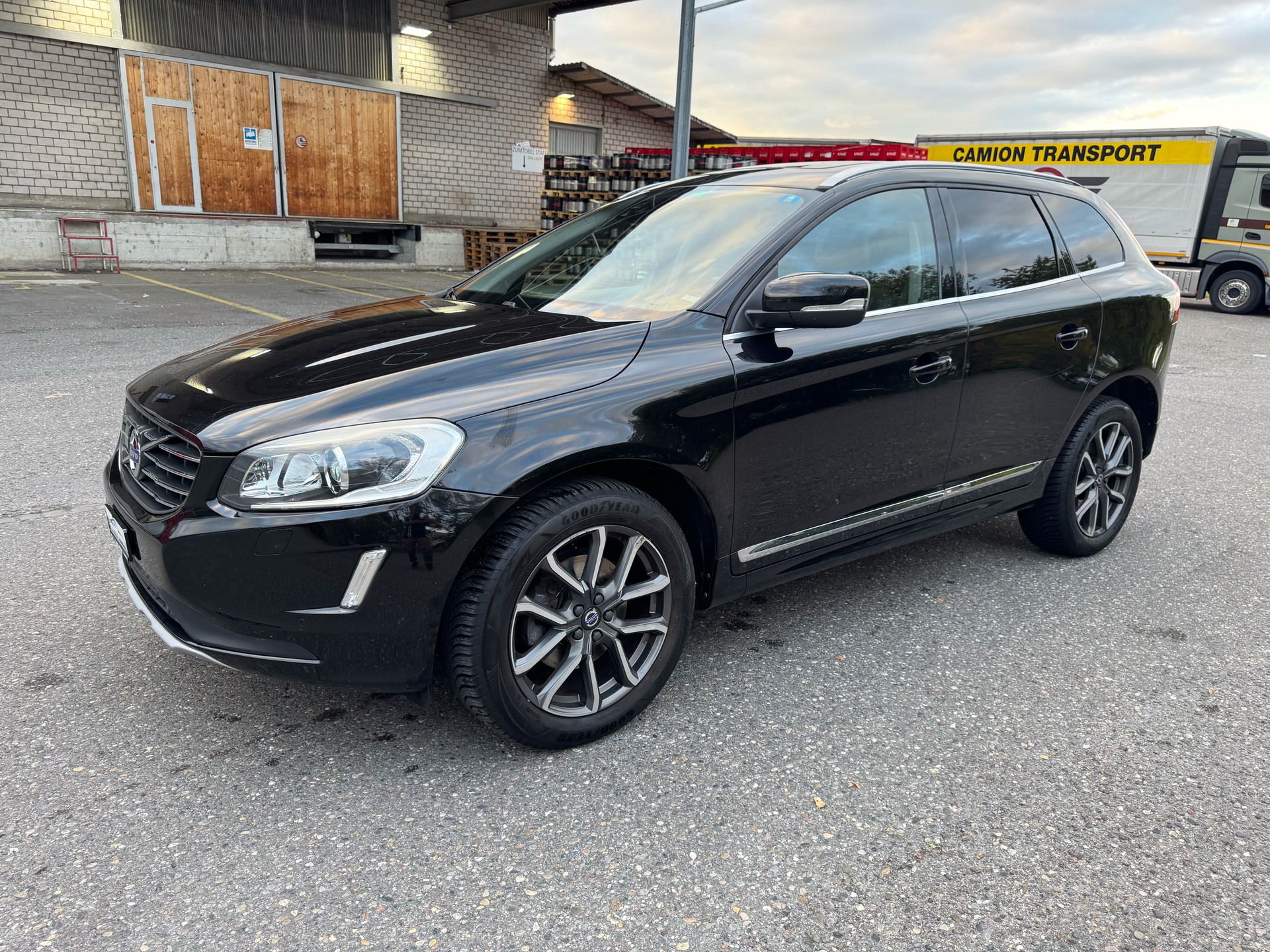VOLVO XC60 D5 AWD Kinetic Geartronic-showroom-element-2