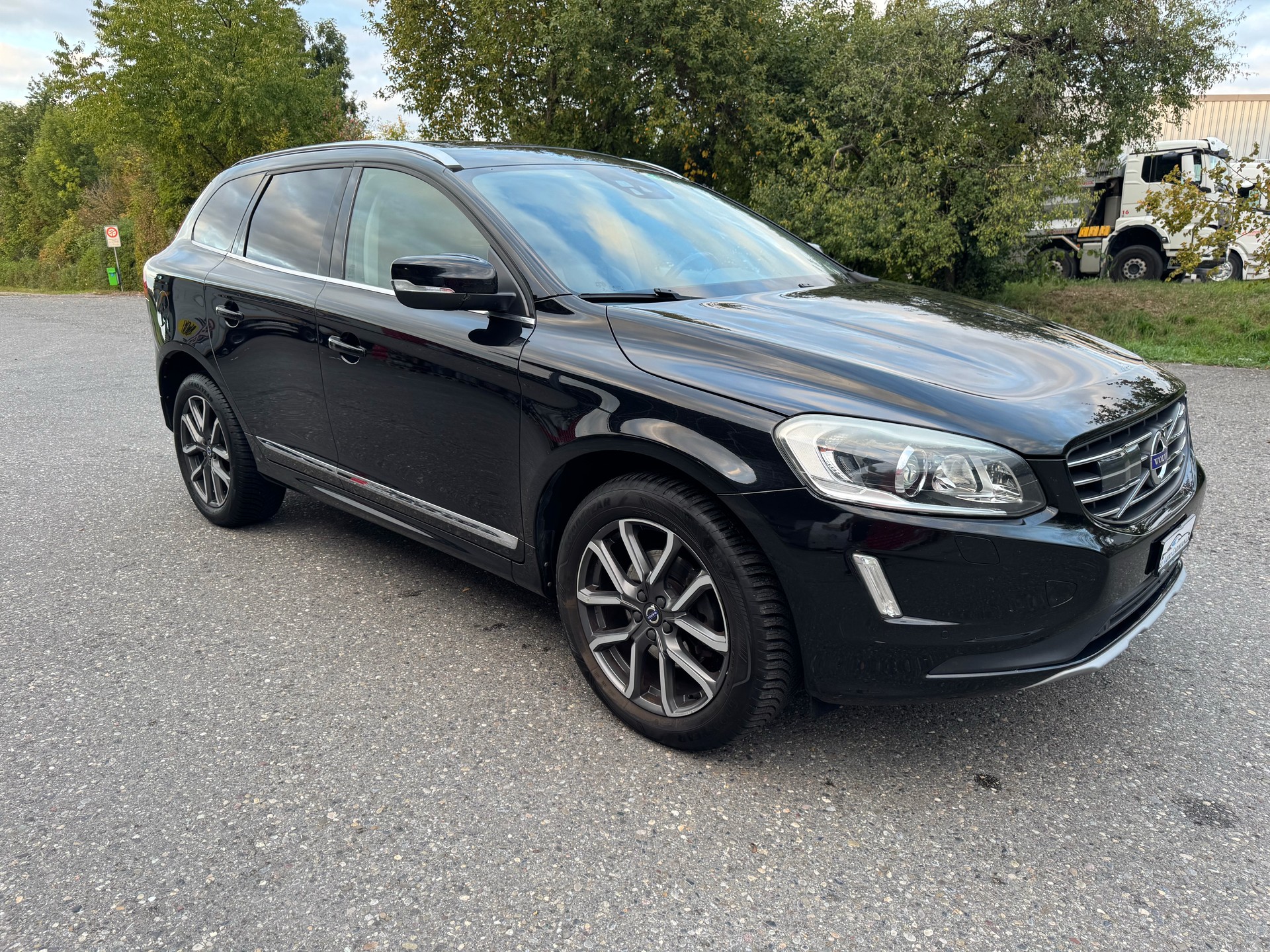VOLVO XC60 D5 AWD Kinetic Geartronic-showroom-element-1