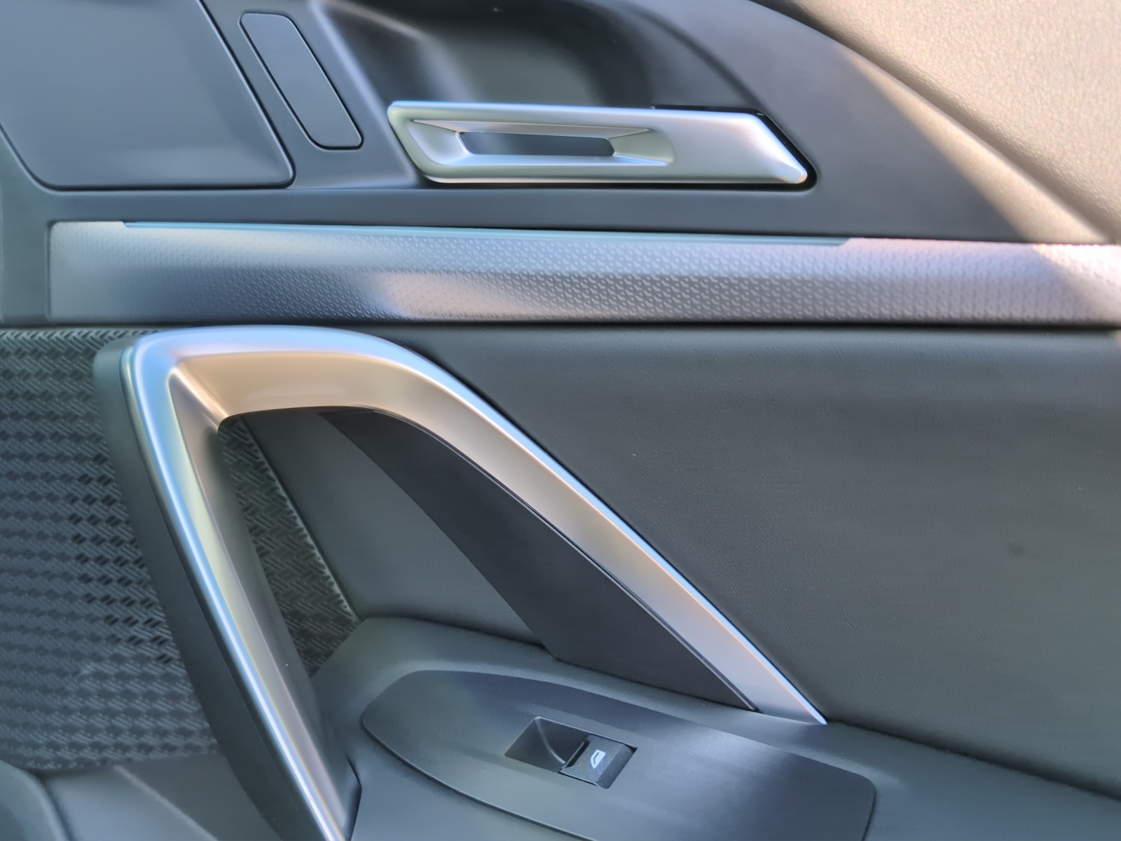 BMW iX1 eDrive 20 M Sport-image-18