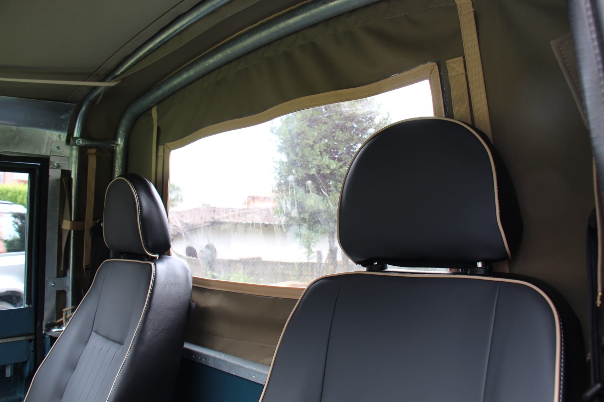 LAND ROVER Defender 110 2.4 Td4 High Capacity Pick Up-image-3