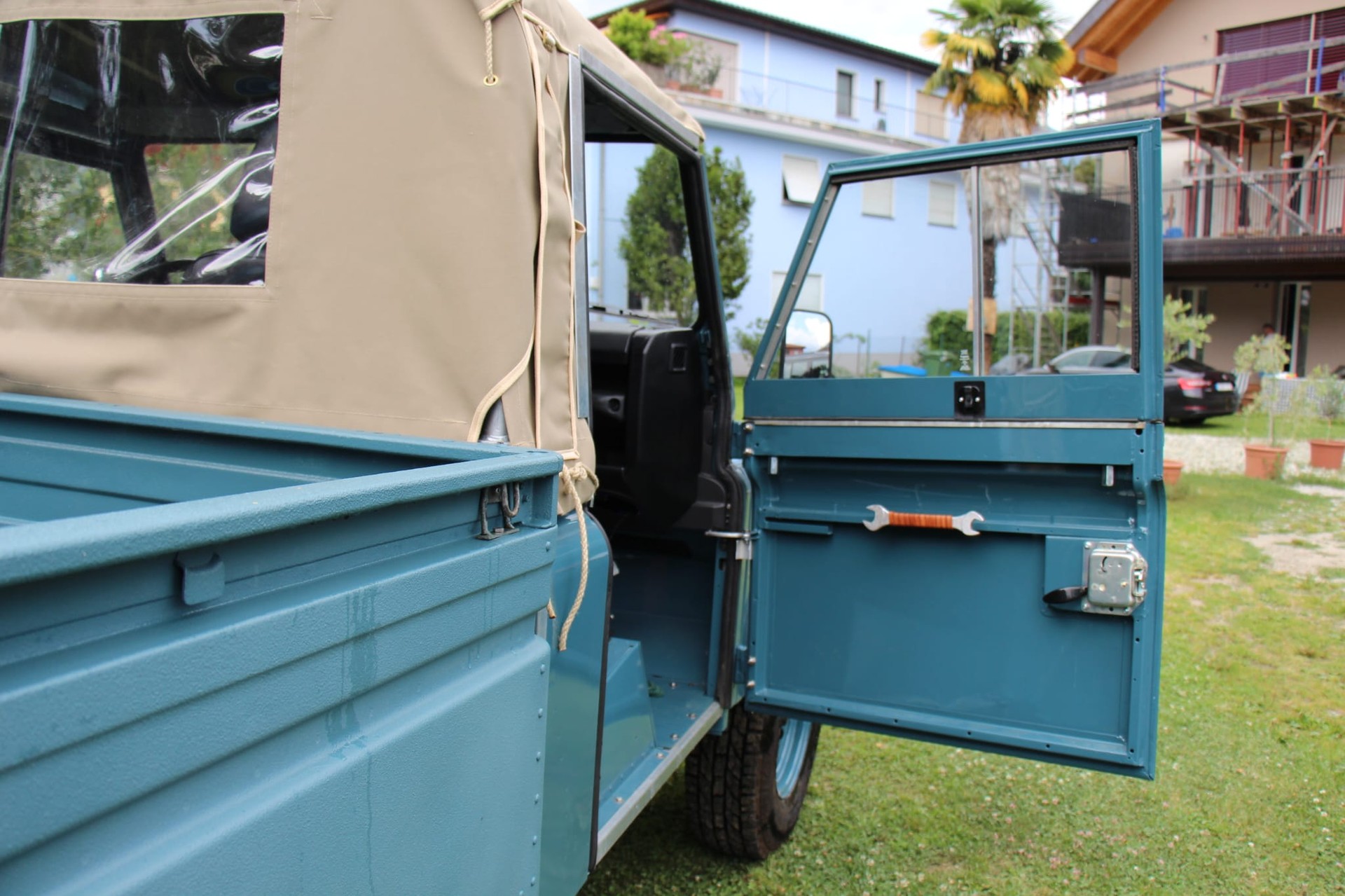 LAND ROVER Defender 110 2.4 Td4 High Capacity Pick Up-image-2