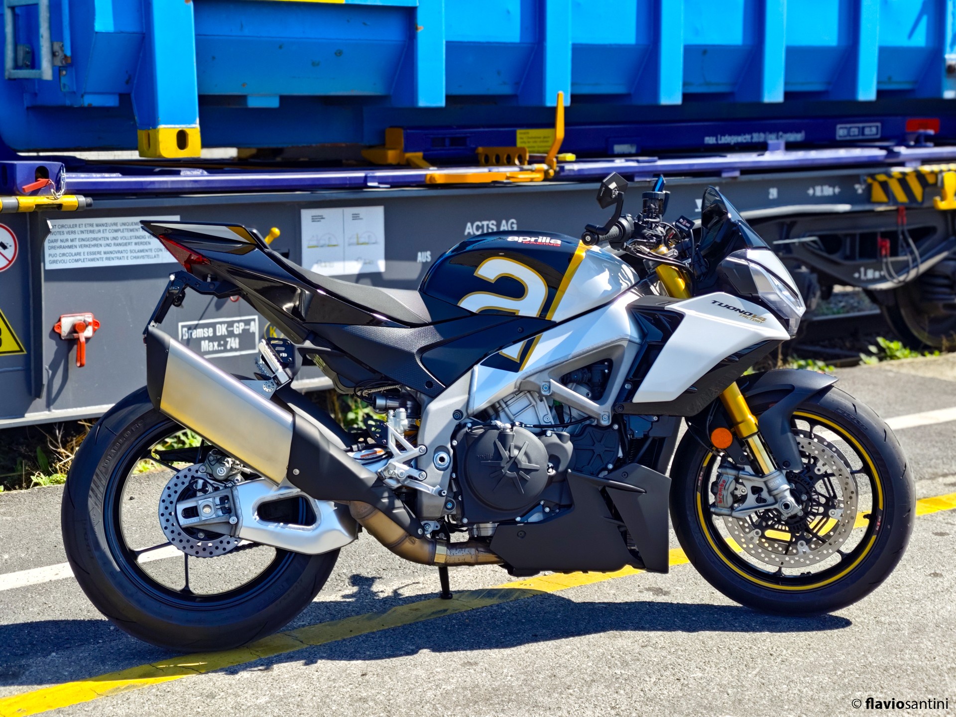 APRILIA Tuono V4 1100 Factory-image-6