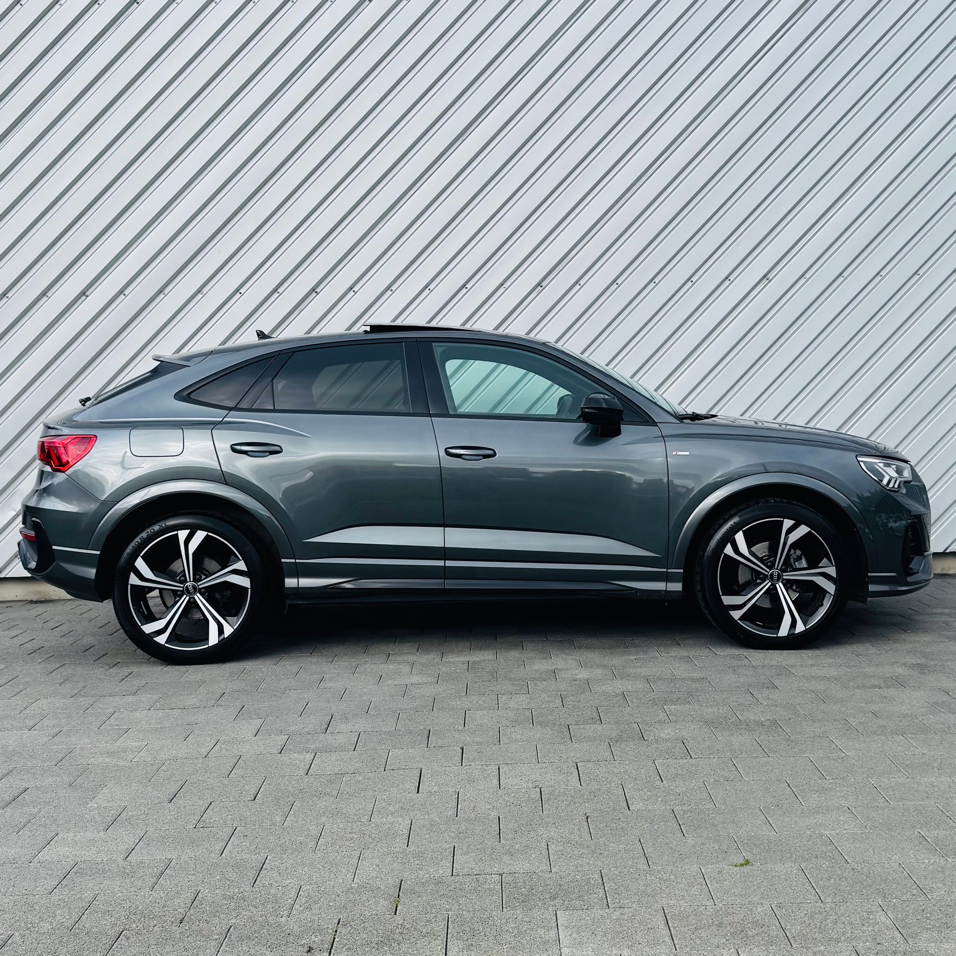 AUDI Q3 35 TFSI S line Attraction S-tronic-showroom-element-1