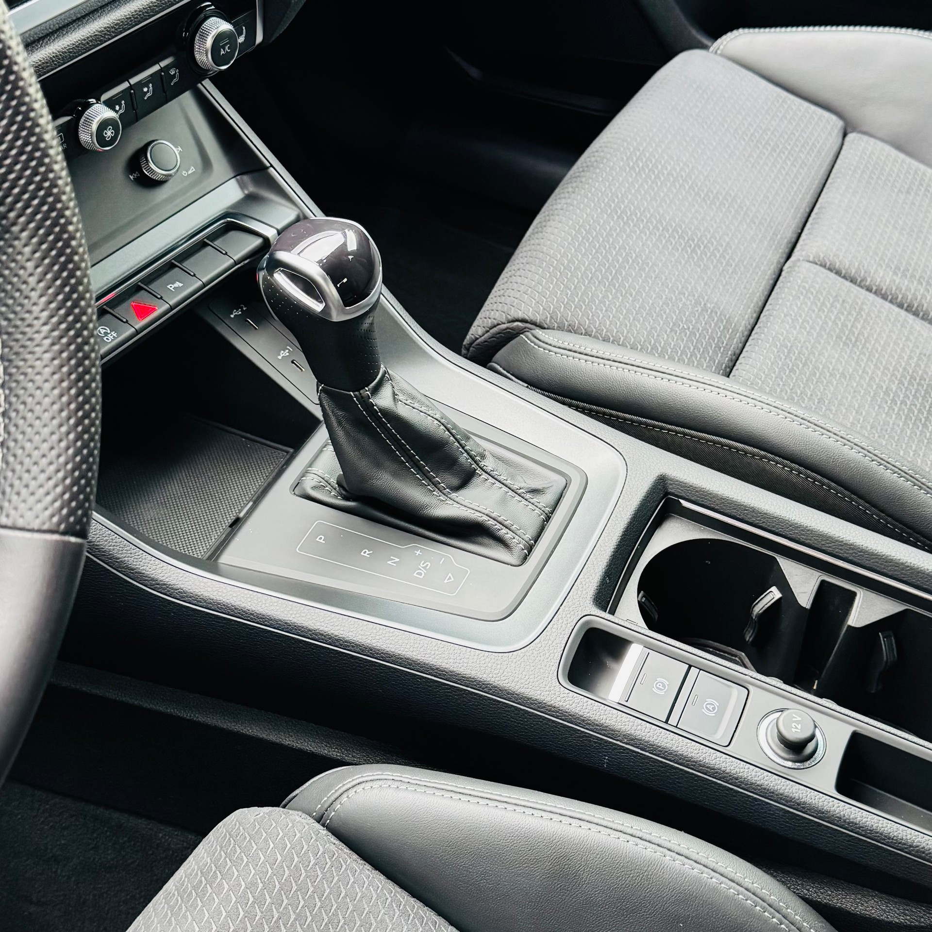 AUDI Q3 35 TFSI S line Attraction S-tronic-image-9