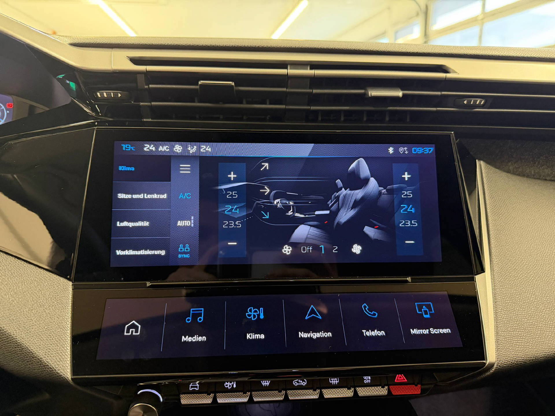 PEUGEOT 408 1.6 PHEV 180 Allure-image-16
