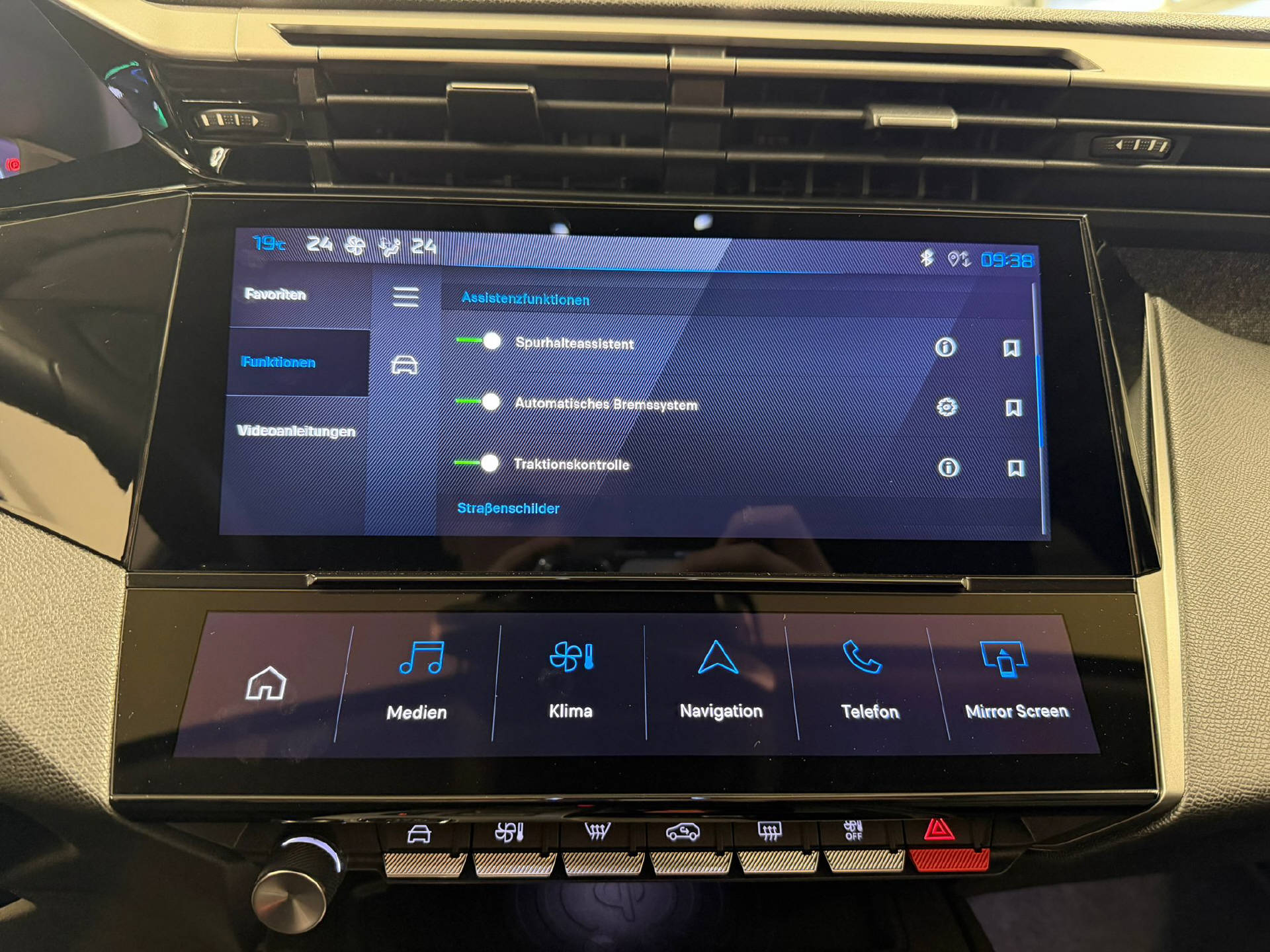 PEUGEOT 408 1.6 PHEV 180 Allure-image-12