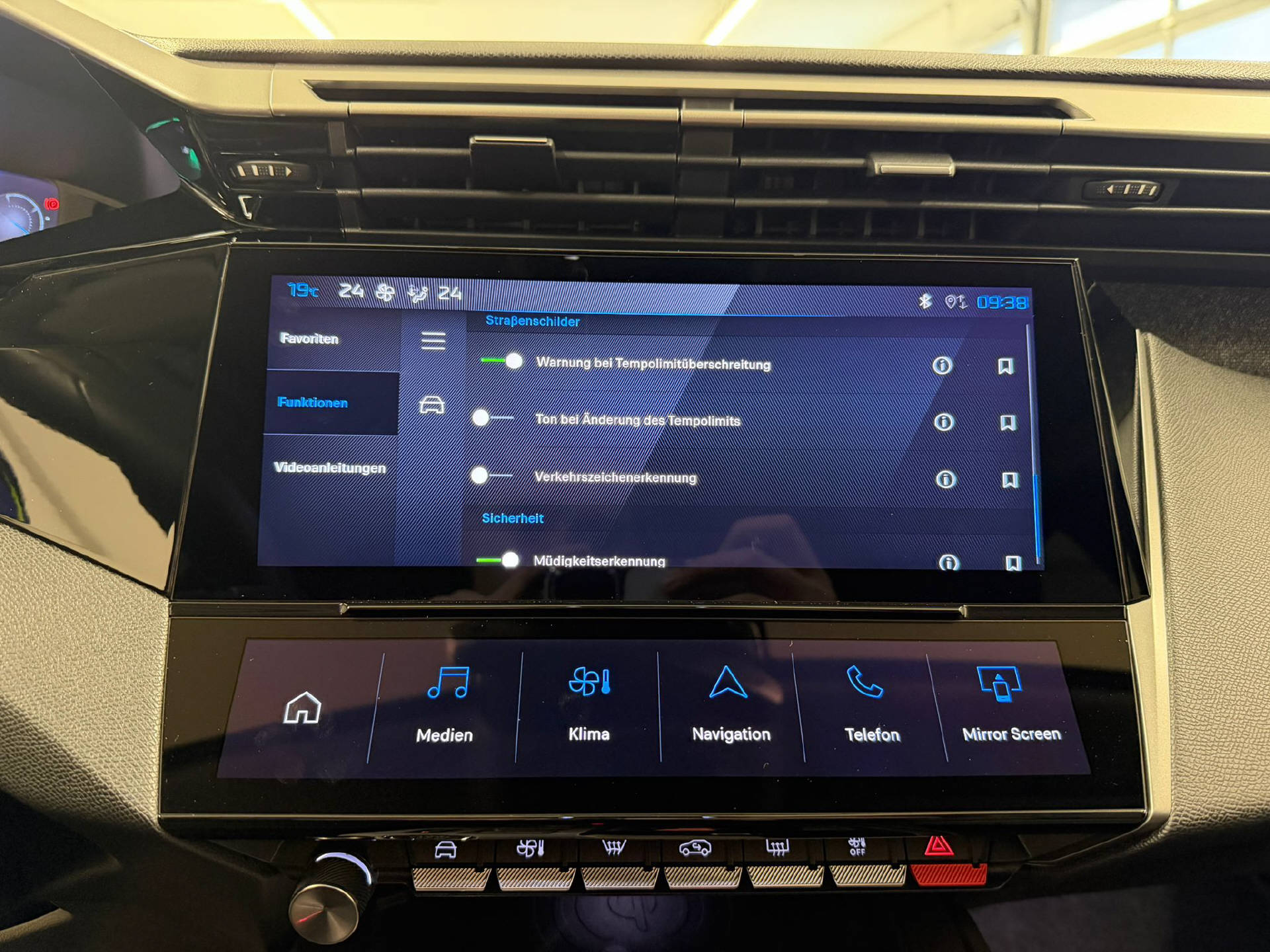 PEUGEOT 408 1.6 PHEV 180 Allure-image-13