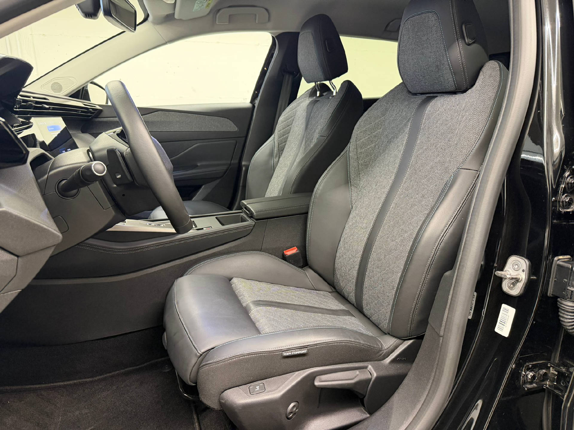 PEUGEOT 408 1.6 PHEV 180 Allure-image-6