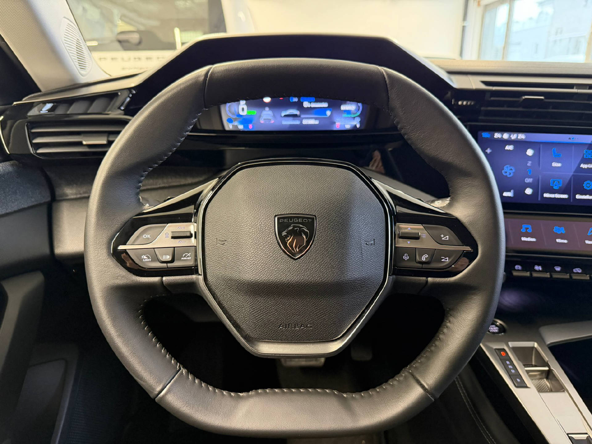 PEUGEOT 408 1.6 PHEV 180 Allure-image-8