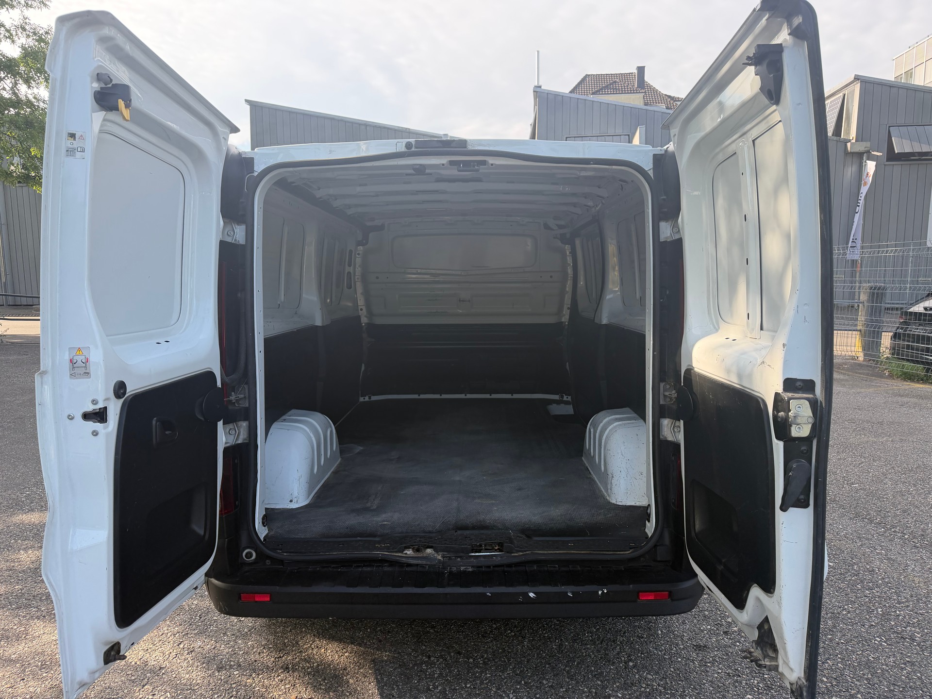 OPEL Vivaro 1.6 CDTI 2.9t L2H1 ** 03x Sitzplatze ** 02x Airbag ** Nutzlast 1090Kg ** Frisch Ab MFK-image-11