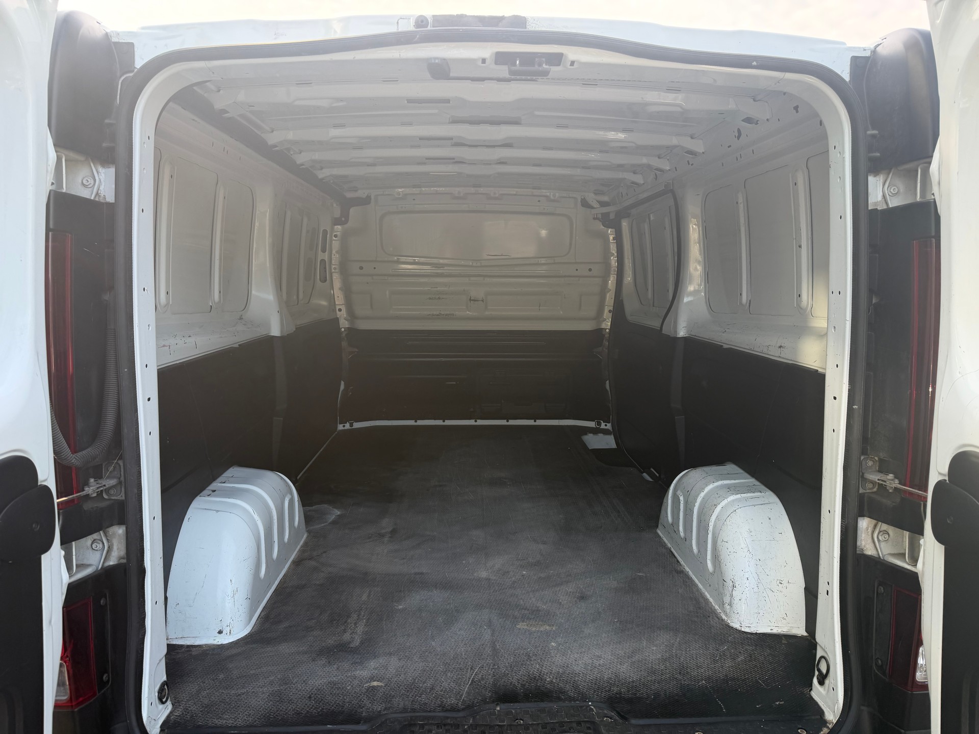 OPEL Vivaro 1.6 CDTI 2.9t L2H1 ** 03x Sitzplatze ** 02x Airbag ** Nutzlast 1090Kg ** Frisch Ab MFK-image-12