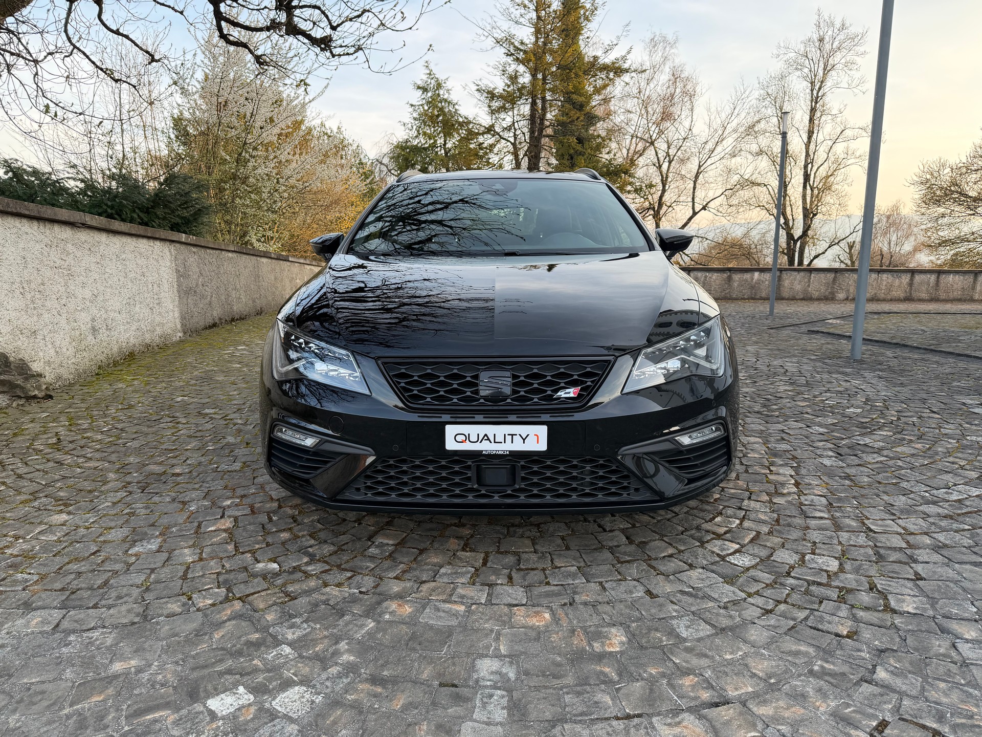 SEAT Leon ST 2.0 TSI Cupra 300 4 Drive DSG / Frisch ab MFK / Frisch ab Service / 36 Monate Garantie exkl. / 8 Fach / LED / ACC /-image-1