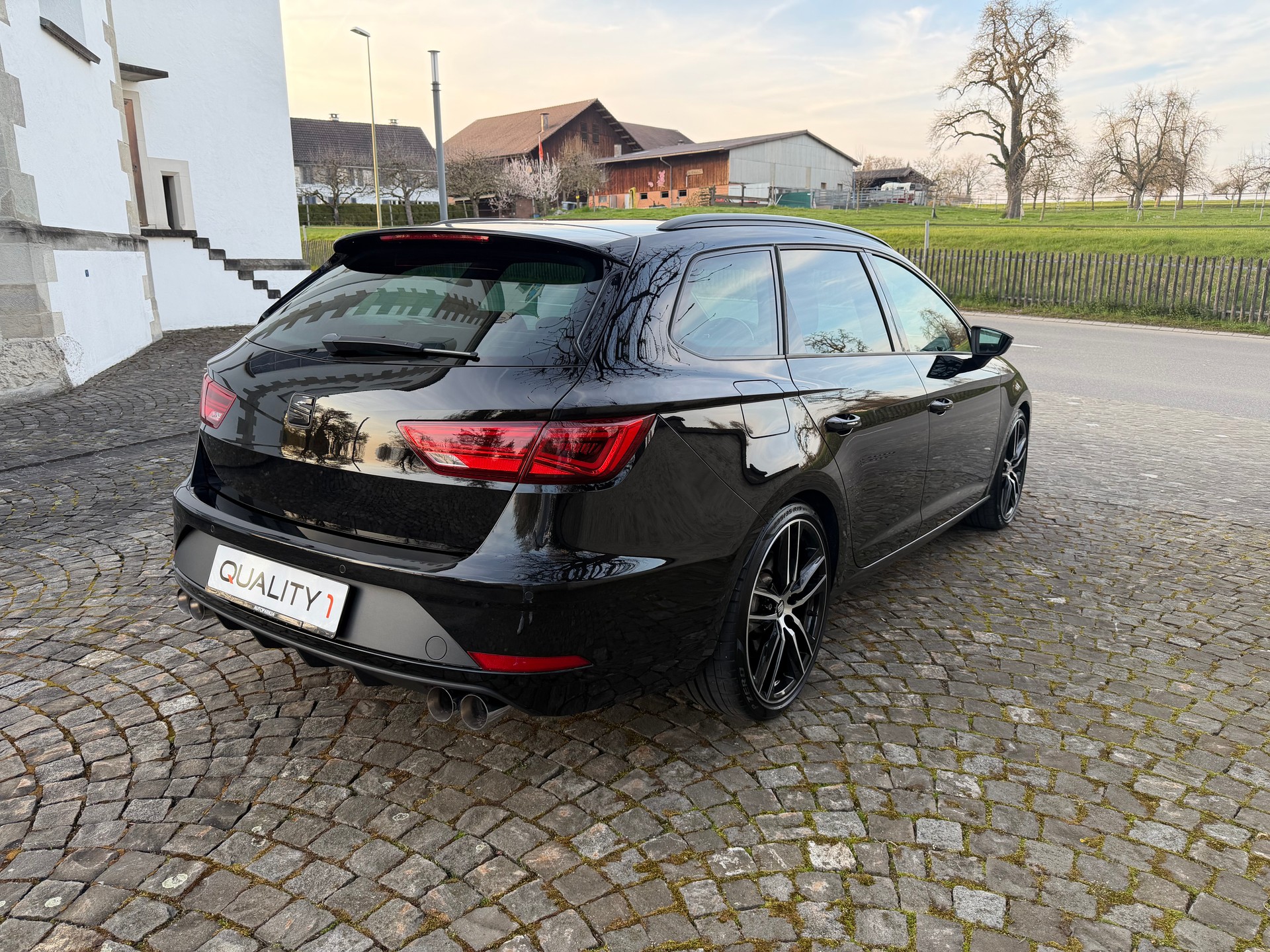 SEAT Leon ST 2.0 TSI Cupra 300 4 Drive DSG / Frisch ab MFK / Frisch ab Service / 36 Monate Garantie exkl. / 8 Fach / LED / ACC /-image-4