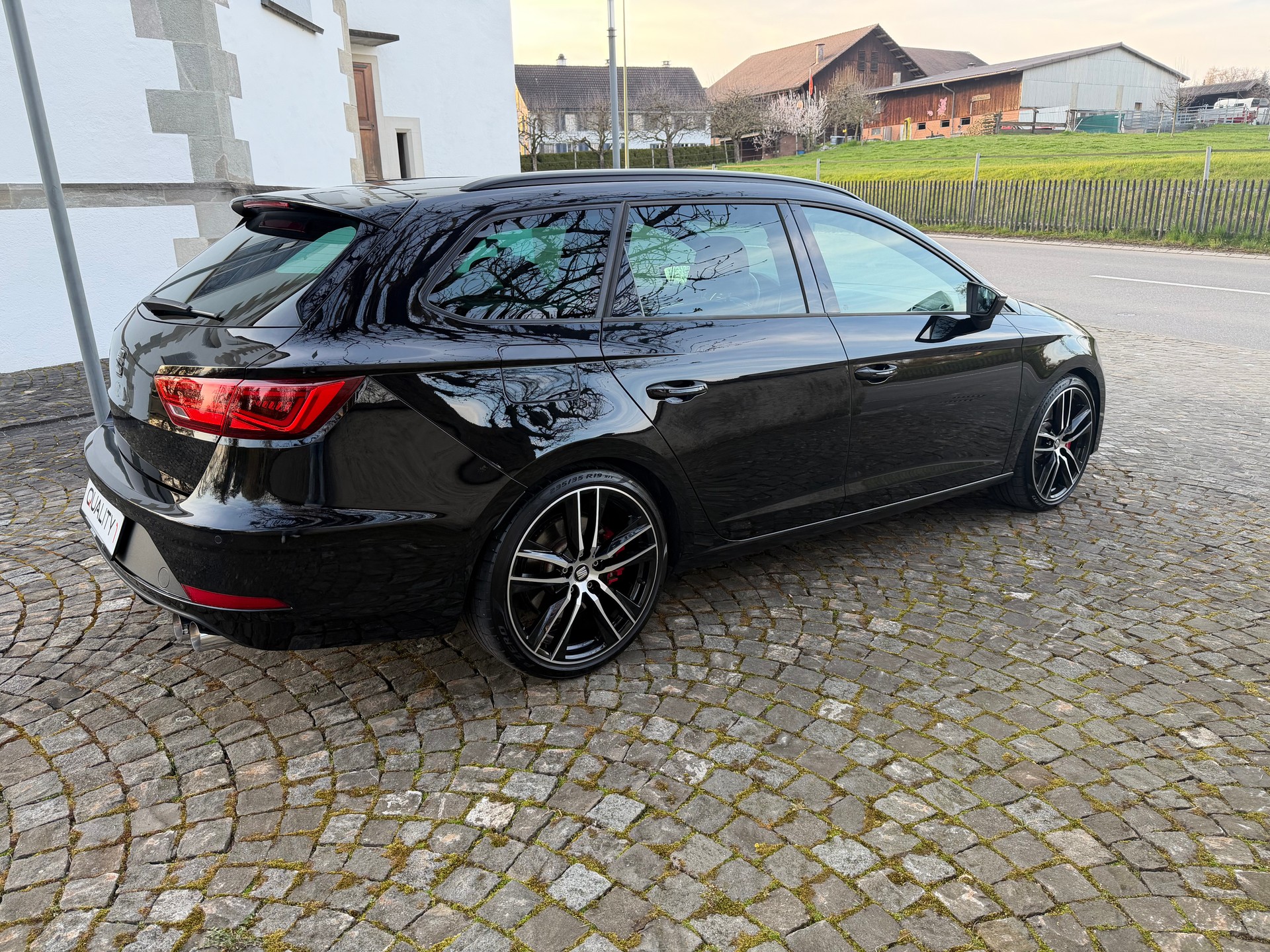 SEAT Leon ST 2.0 TSI Cupra 300 4 Drive DSG / Frisch ab MFK / Frisch ab Service / 36 Monate Garantie exkl. / 8 Fach / LED / ACC /-image-3