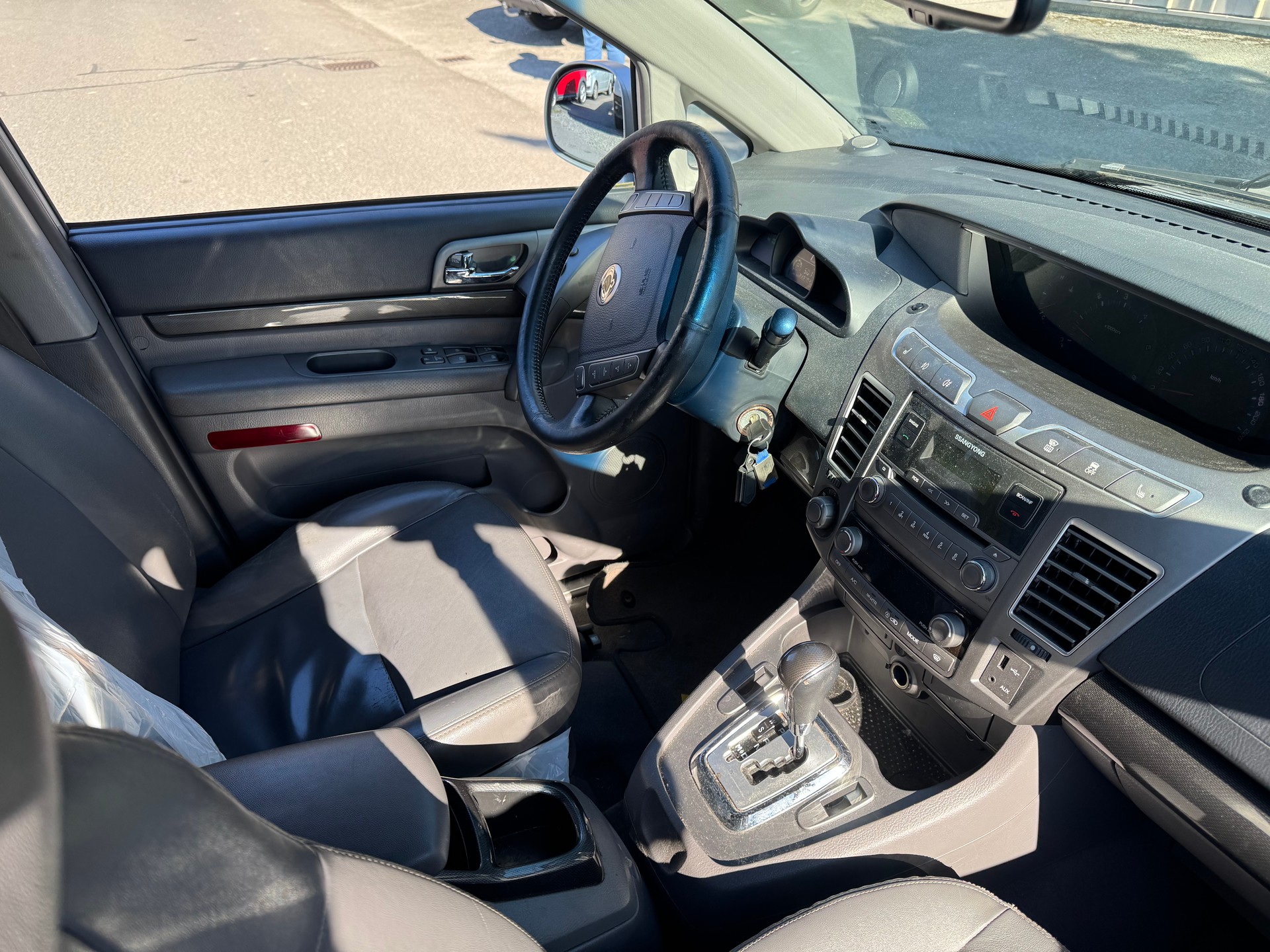 KGM-SsangYong Rodius SV200 e-XDi Sapphire 4WD E-Tronic-image-6