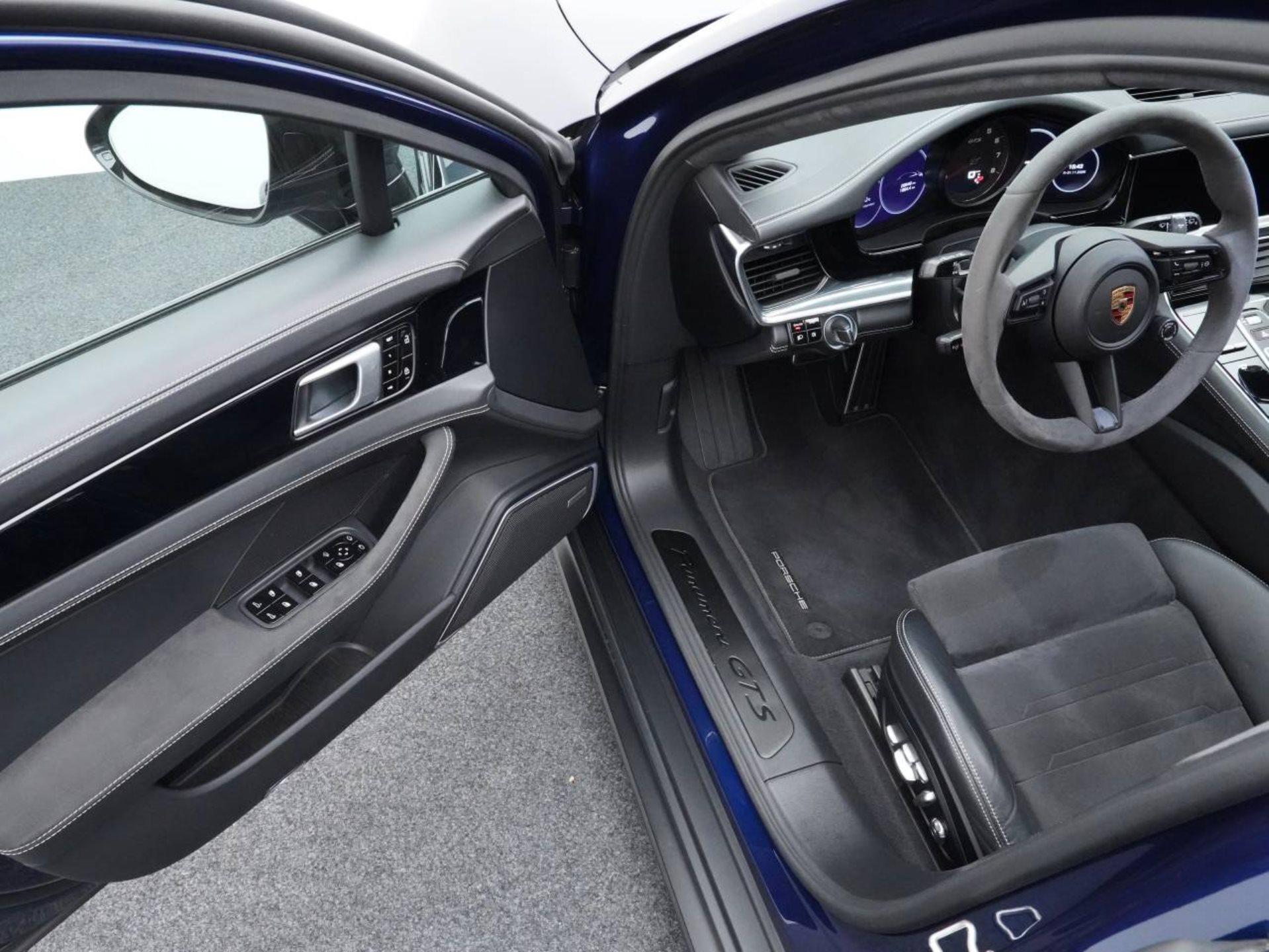 PORSCHE Panamera GTS Sport Turismo-showroom-element-3