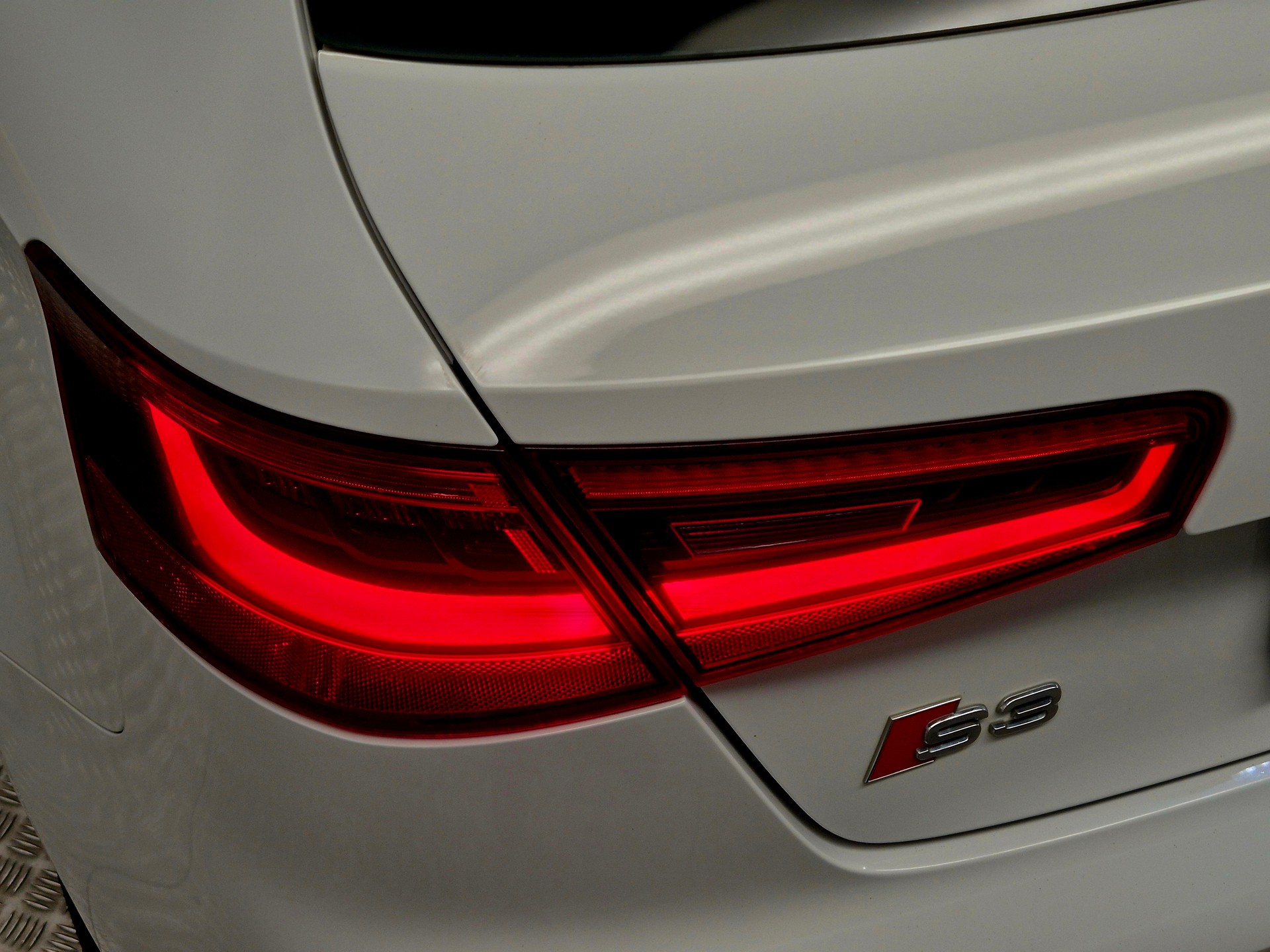 AUDI S3 2.0 TFSI quattro S-tronic-image-17