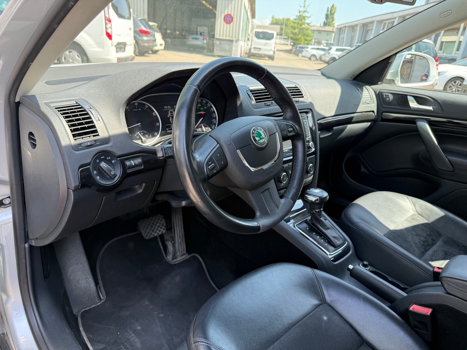 SKODA Octavia Combi 1.8 TSI Laurin & Klement DSG-image-5