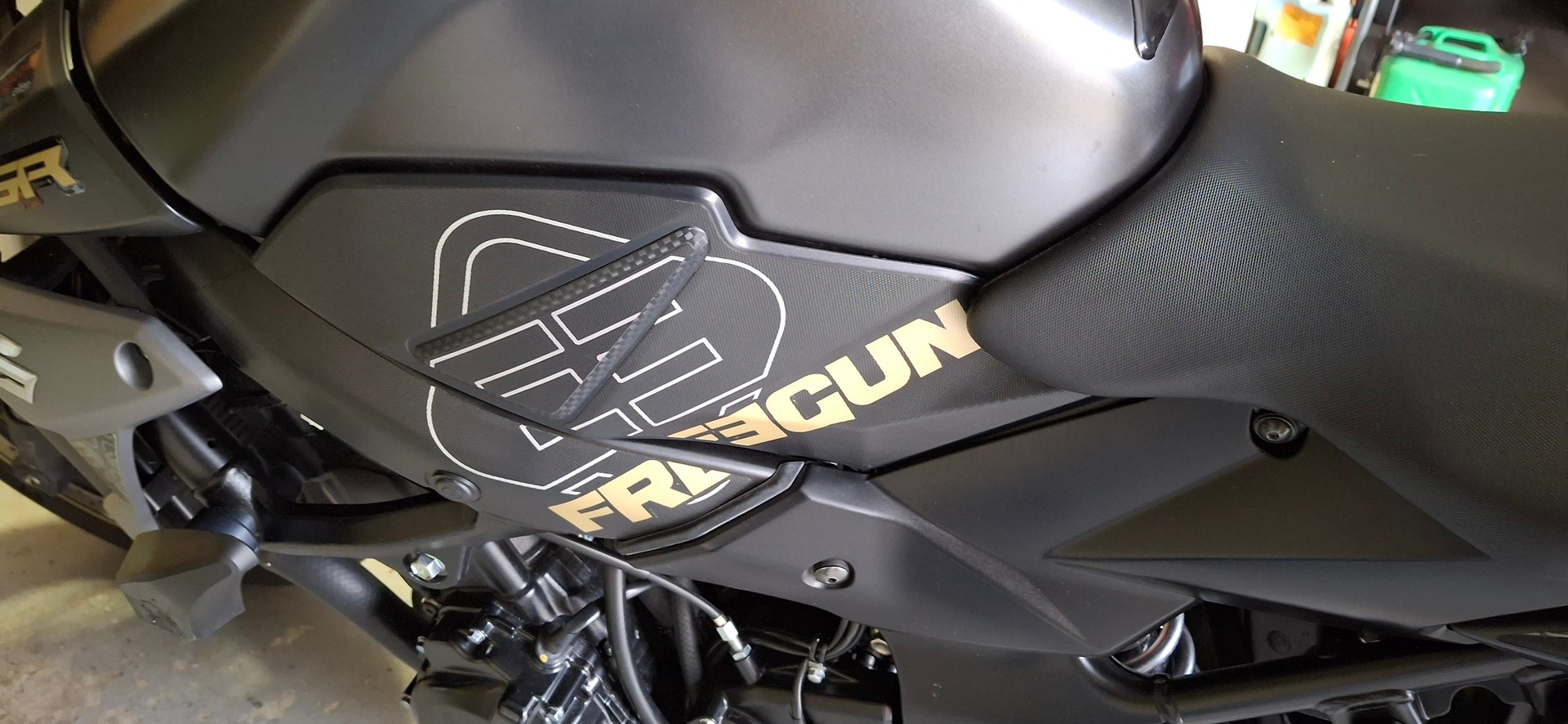 SUZUKI GSR 750 ABS Freegun Gold-image-11