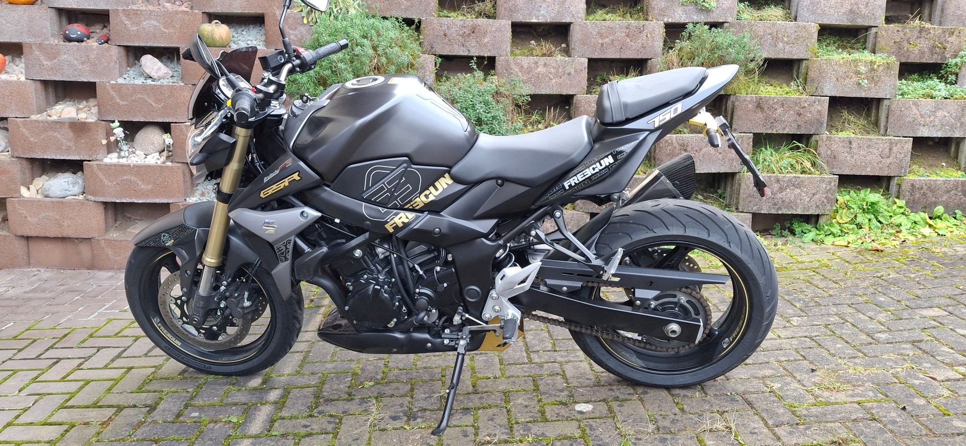 SUZUKI GSR 750 ABS Freegun Gold-image-0
