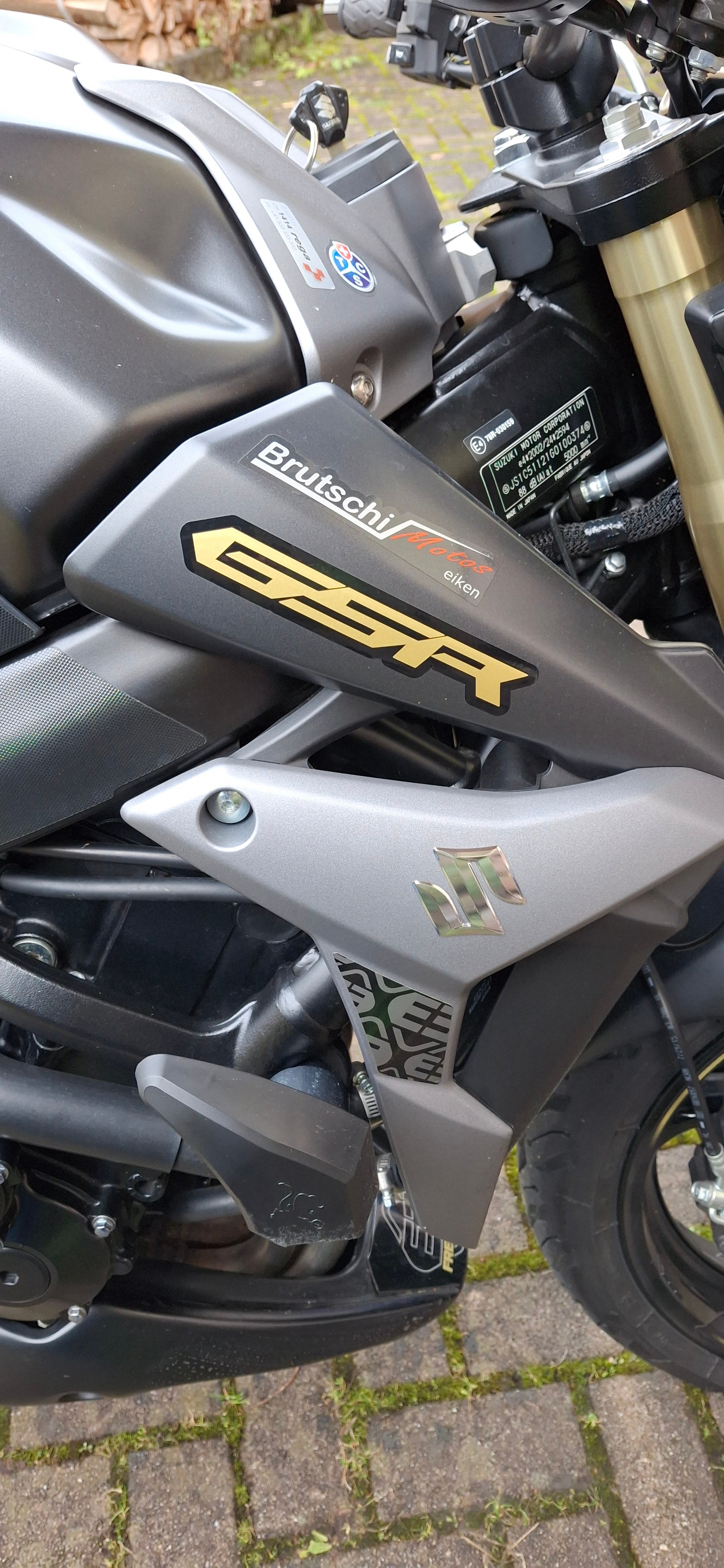 SUZUKI GSR 750 ABS Freegun Gold-image-3