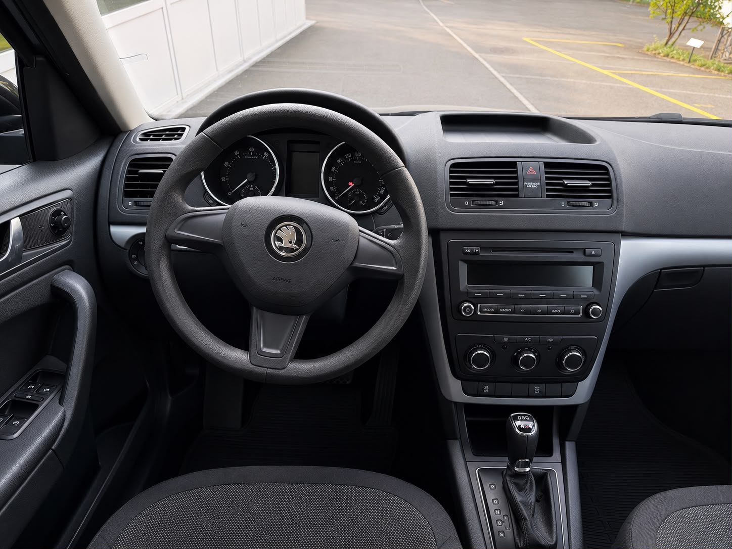 SKODA Yeti 1.8 TSI Active 4x4 DSG-image-8