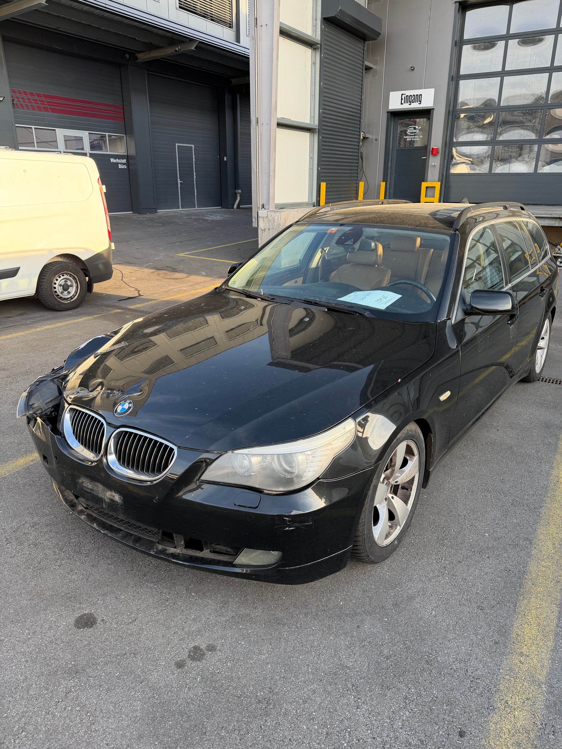 BMW 525-showroom-element-1