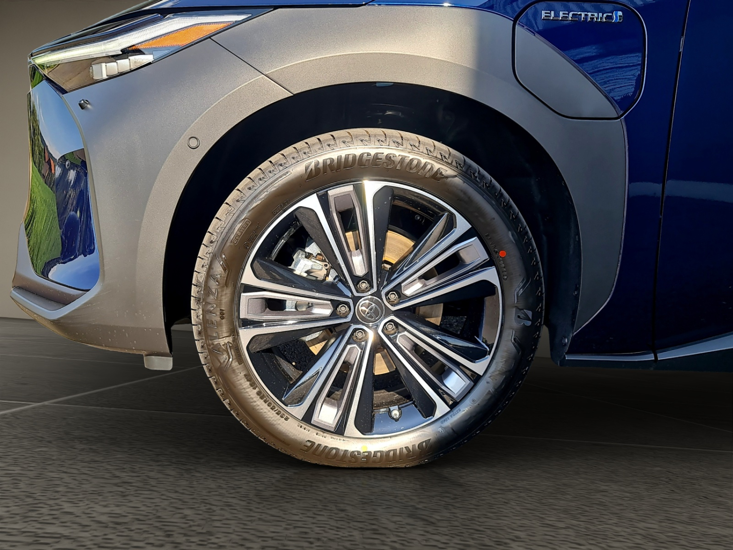 TOYOTA bZ4X Premium AWD-image-13