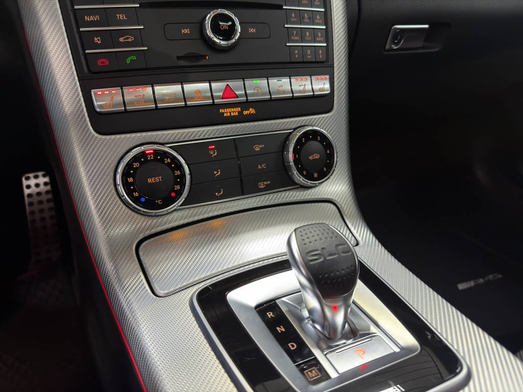 MERCEDES-BENZ SLC 300-image-12