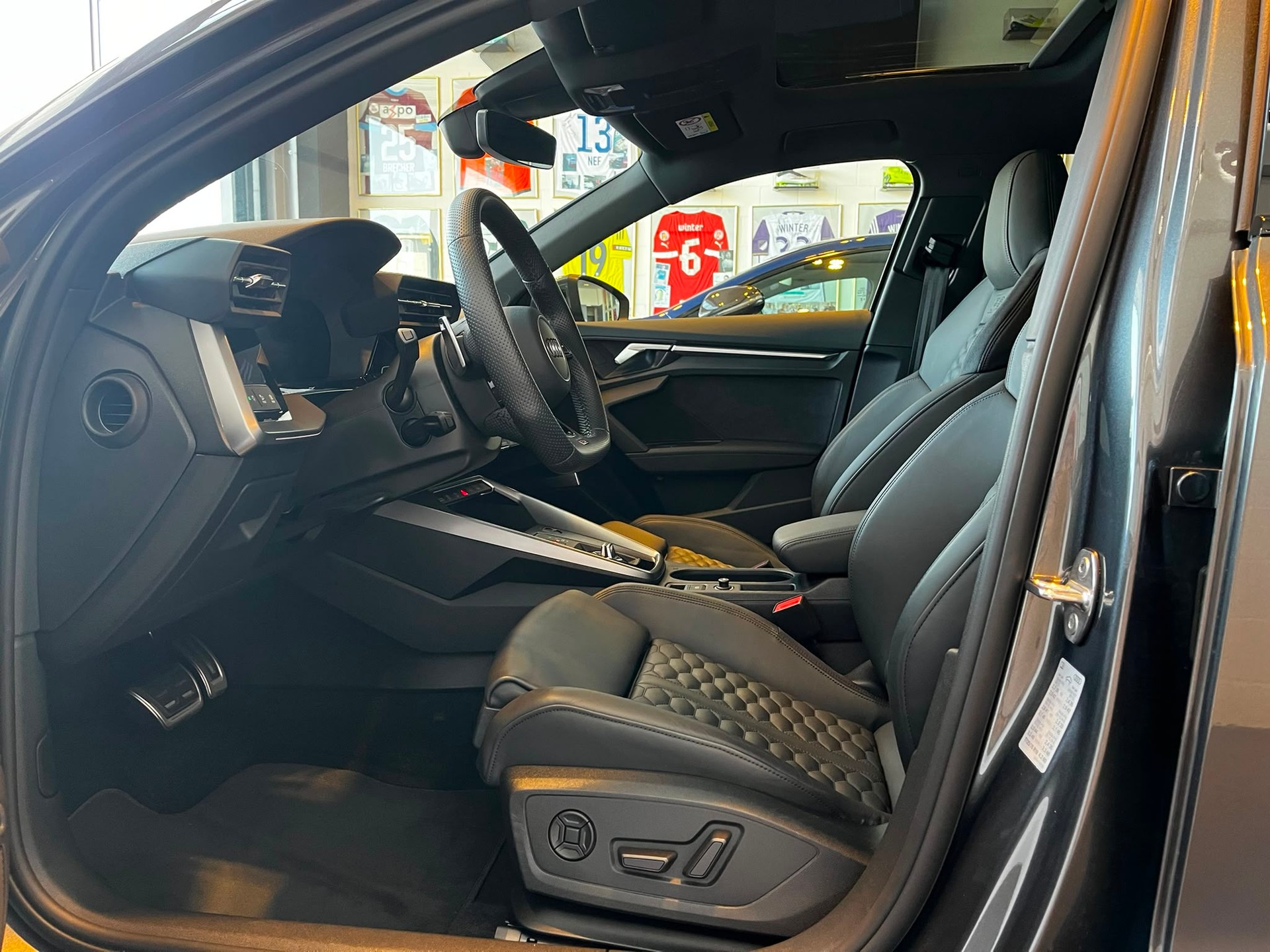 AUDI RS3 Sportback 2.5 TSI quattro S-tronic-image-11