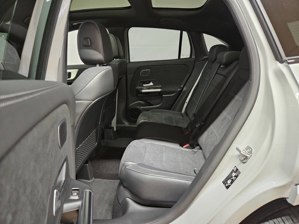 MERCEDES-BENZ GLA 250 4Matic AMG Line Swiss Star-image-12