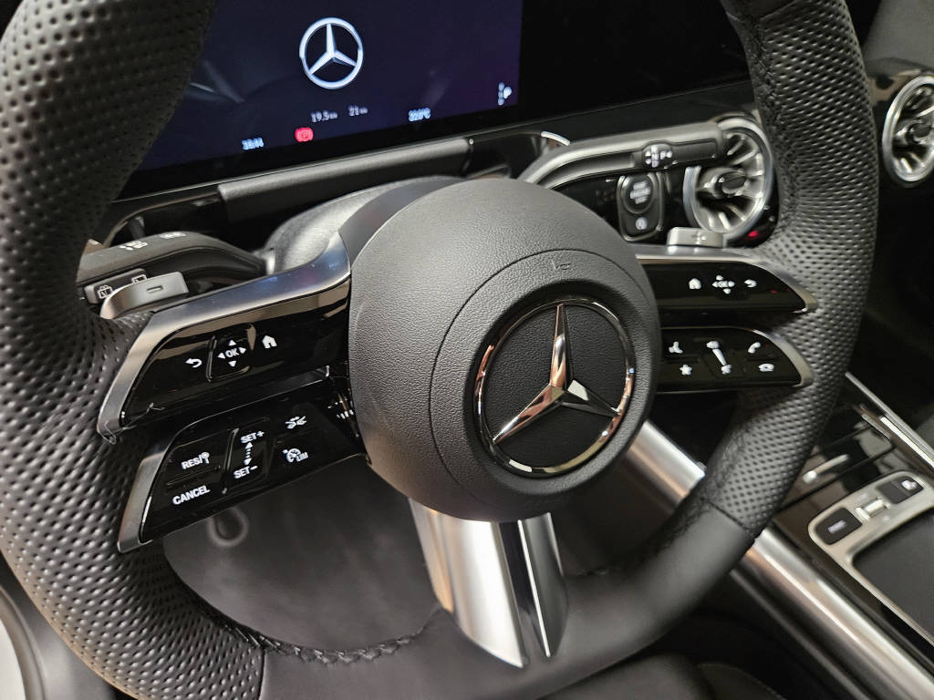 MERCEDES-BENZ GLA 250 4Matic AMG Line Swiss Star-image-8