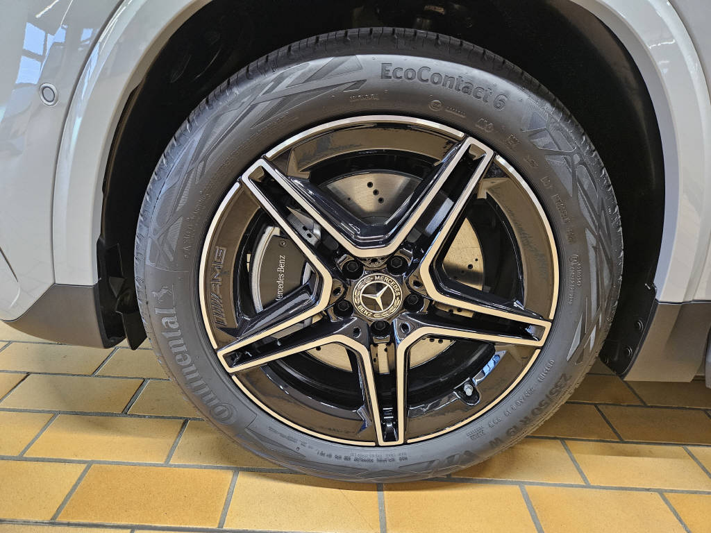 MERCEDES-BENZ GLA 250 4Matic AMG Line Swiss Star-image-15