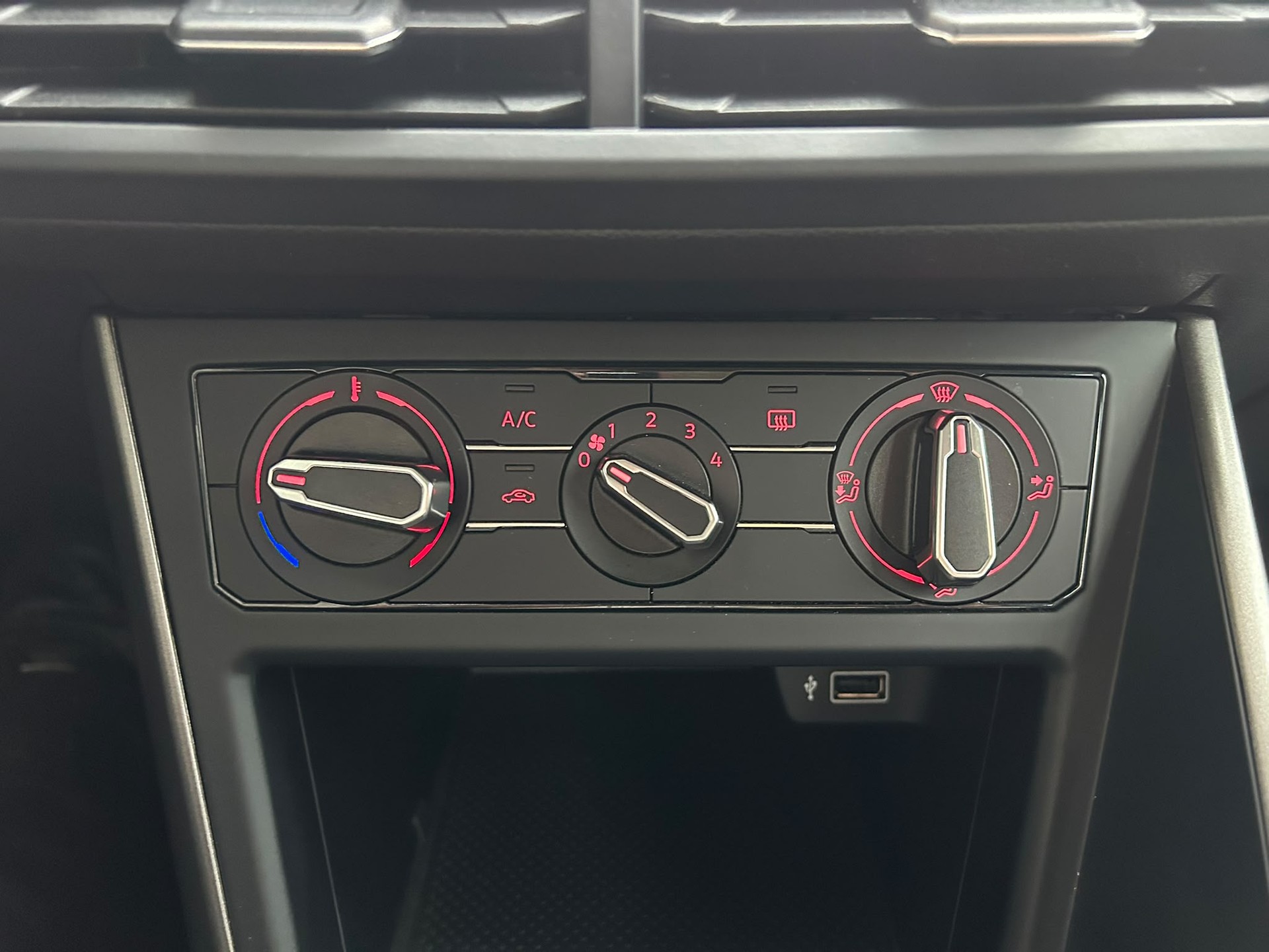 VW Polo 1.0 TSI BMT Trendline-image-13