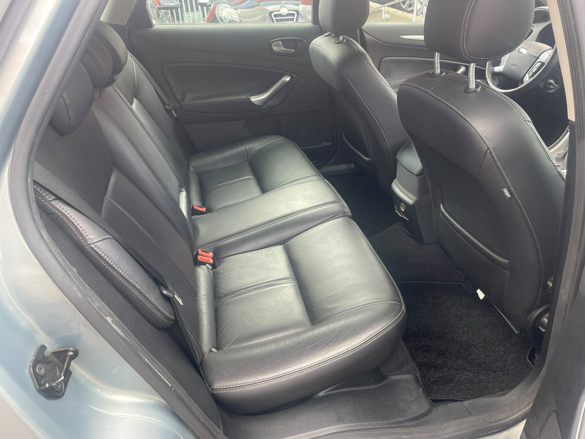 FORD Mondeo 2.3i 16V Titanium Executive Automatic-image-6