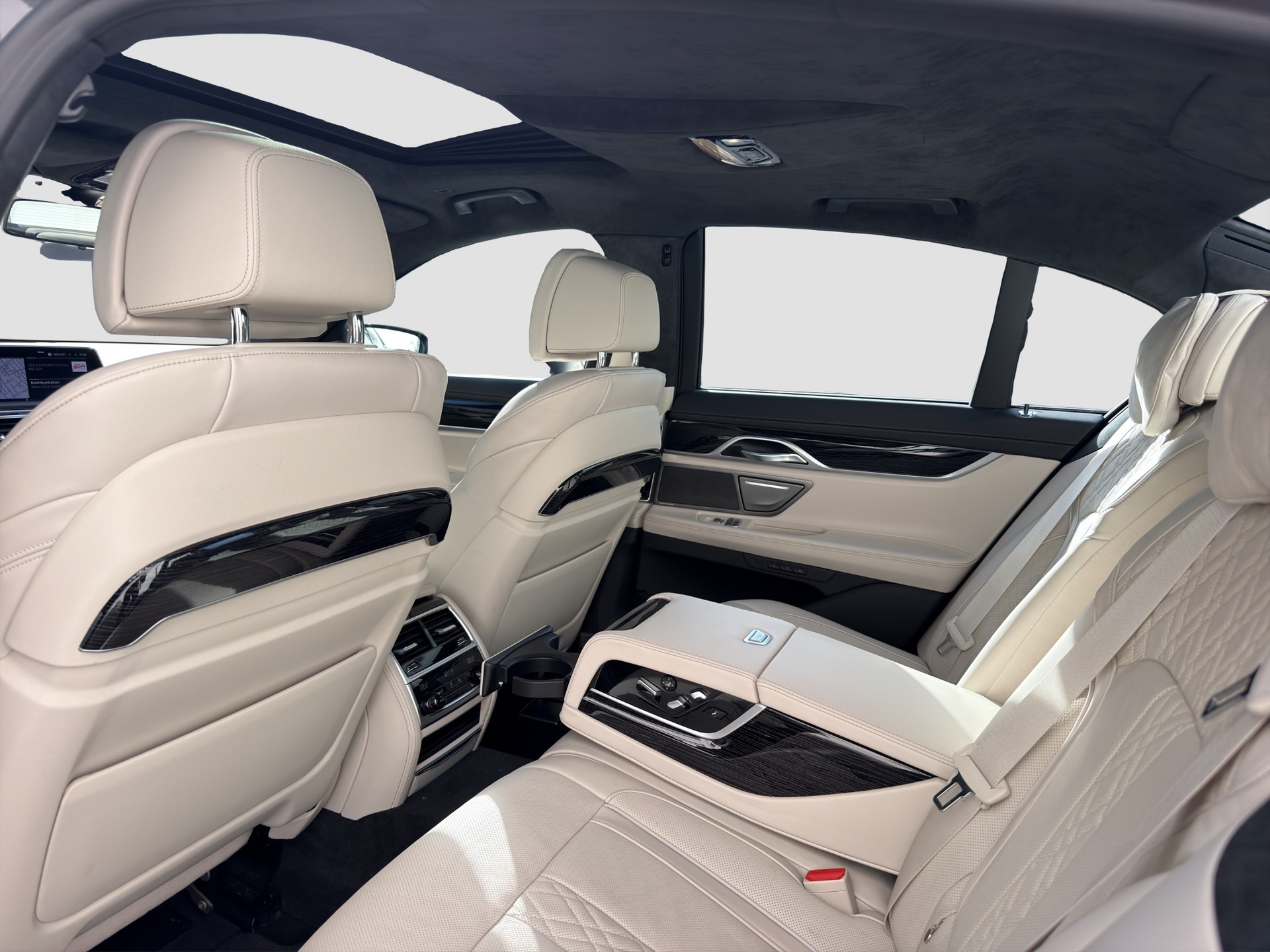 BMW 750i xDrive M Sport Steptronic-image-8