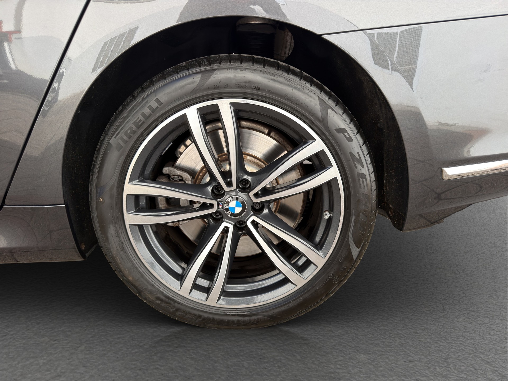 BMW 750i xDrive M Sport Steptronic-image-13