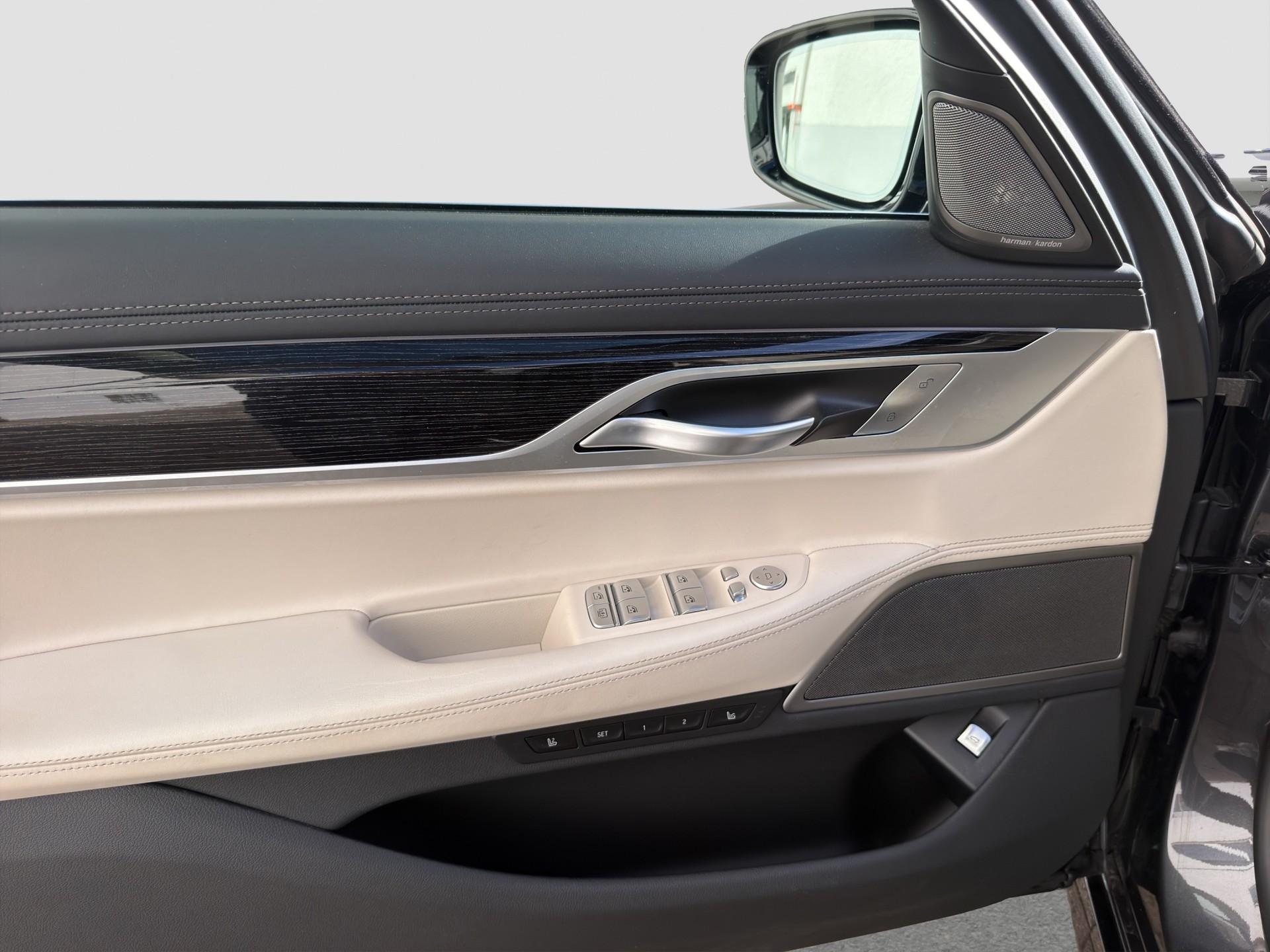 BMW 750i xDrive M Sport Steptronic-image-9