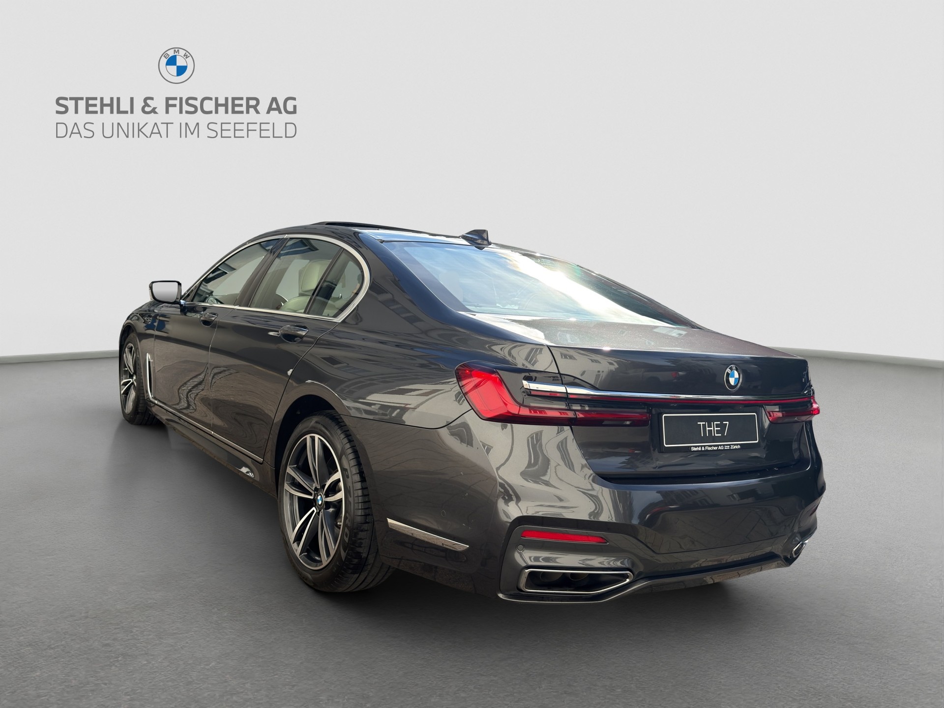 BMW 750i xDrive M Sport Steptronic-showroom-element-1