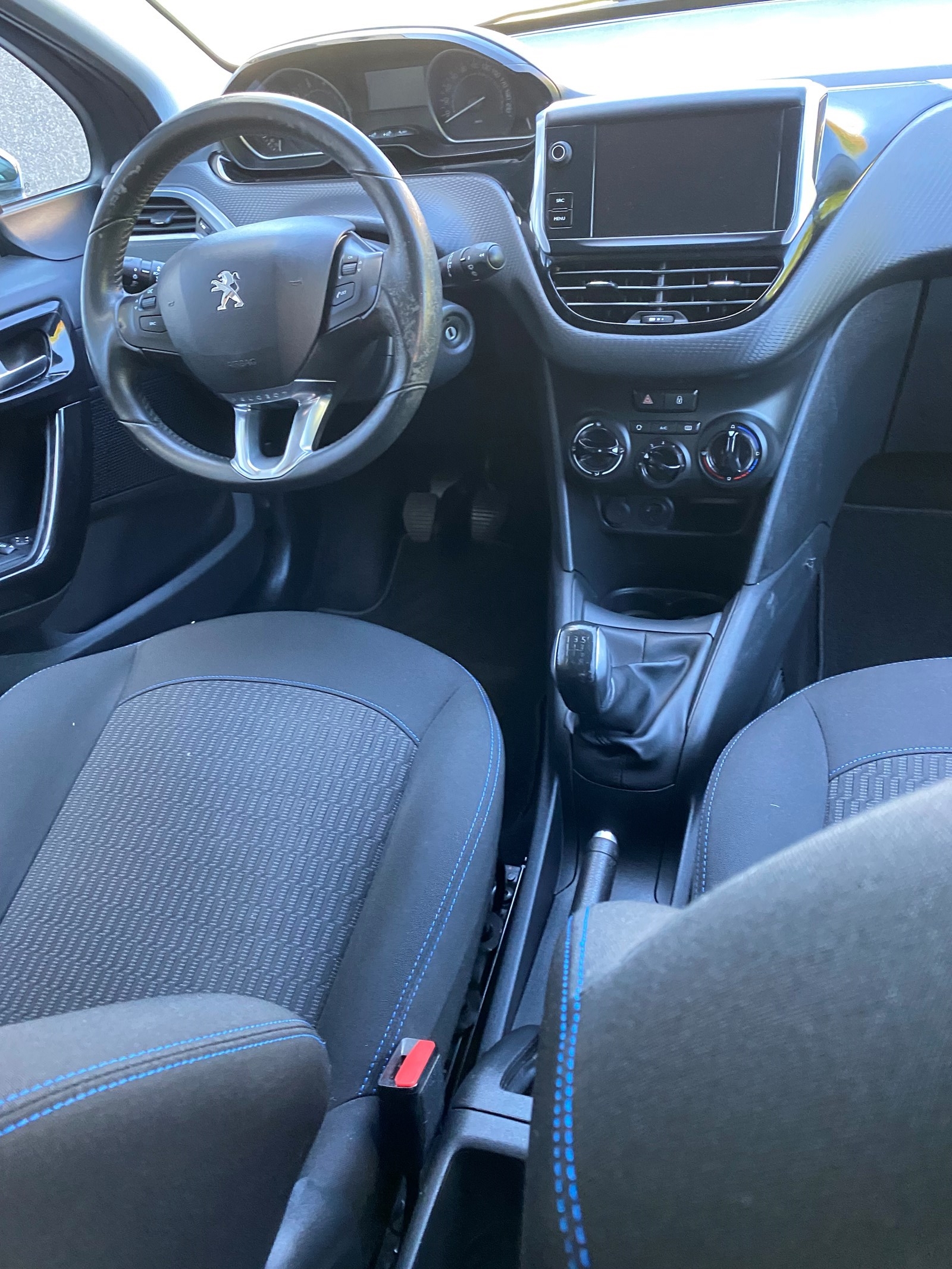 PEUGEOT 208 1.2 PureTech Style-image-3