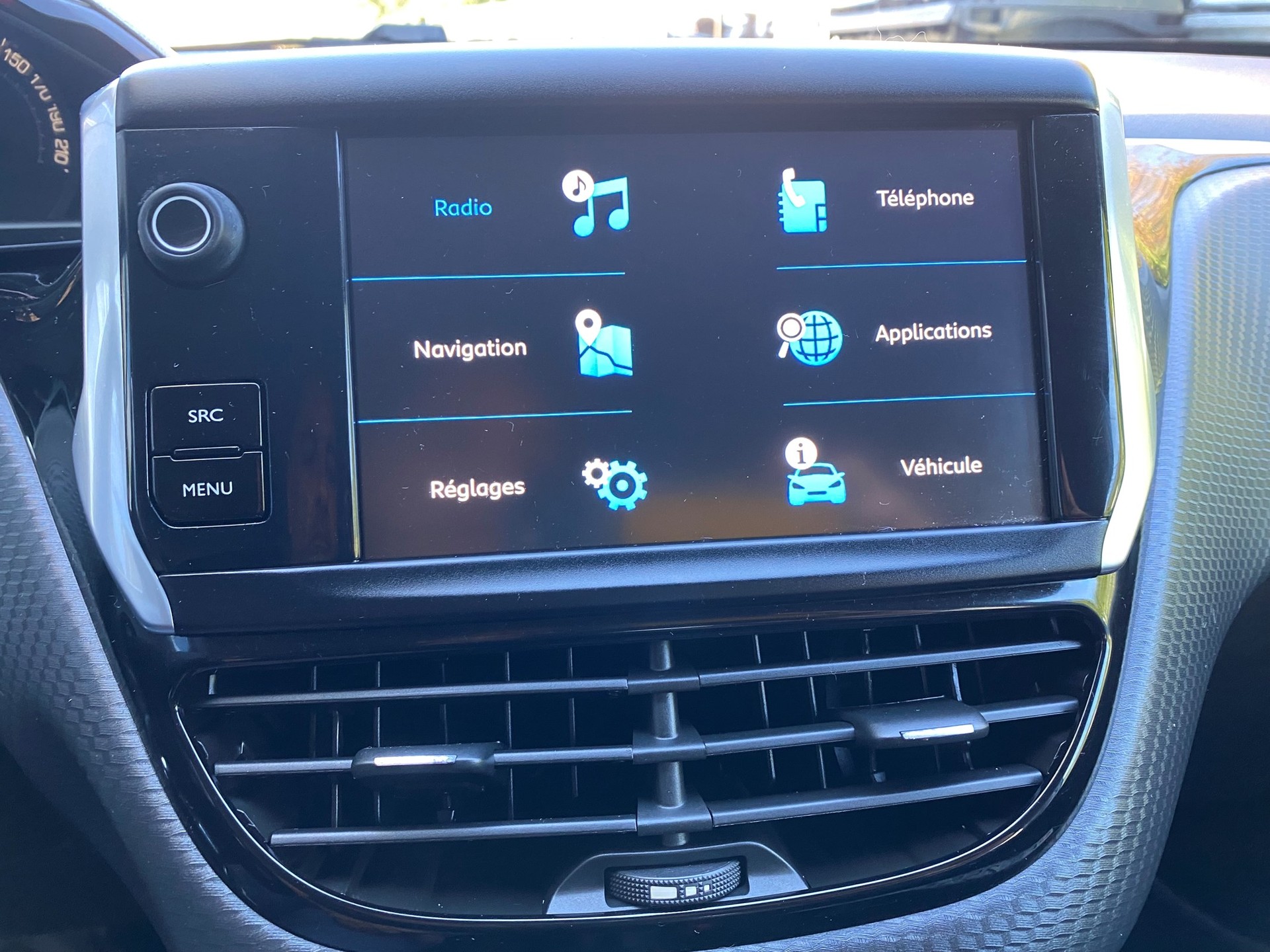 PEUGEOT 208 1.2 PureTech Style-image-4