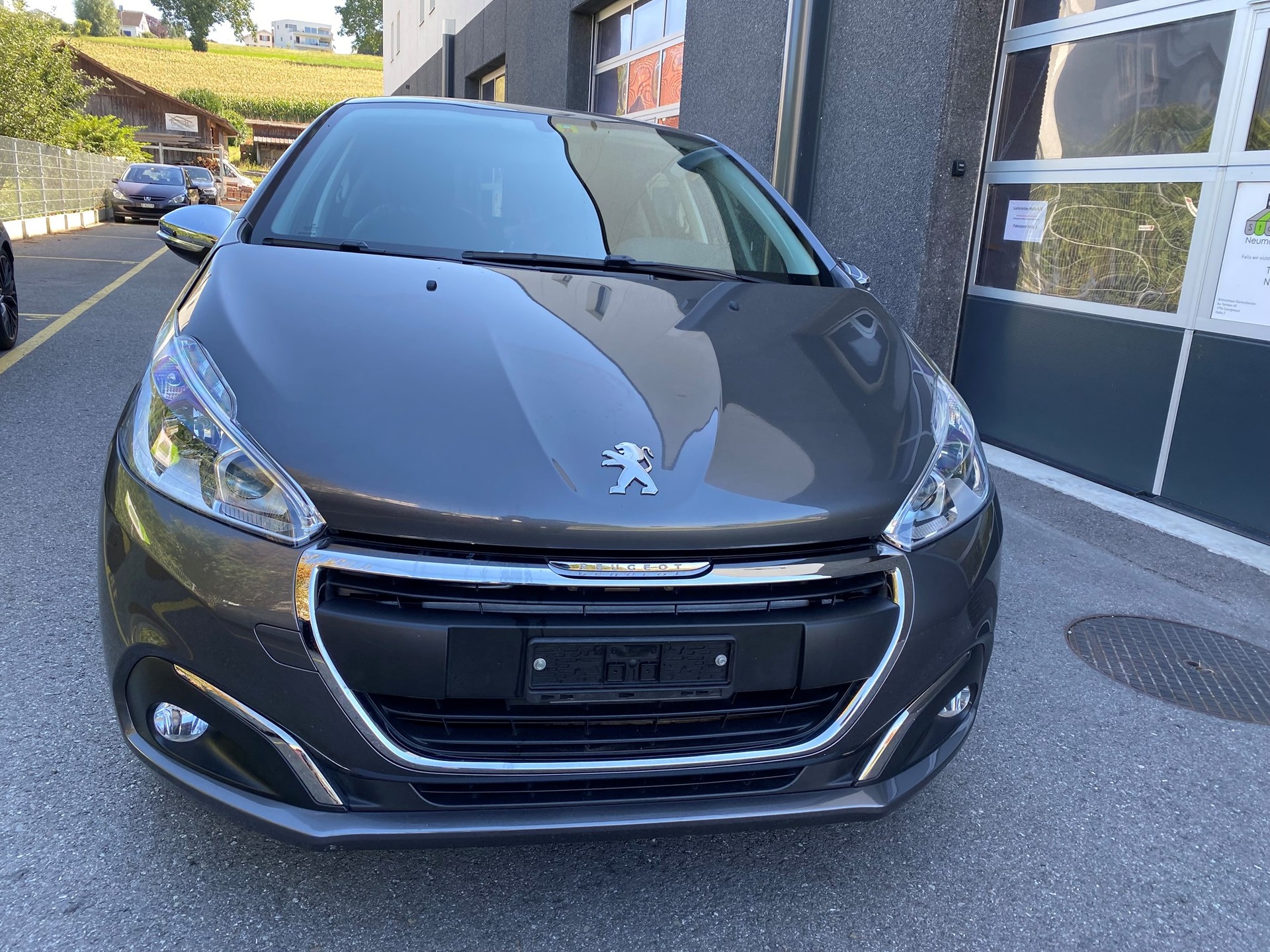 PEUGEOT 208 1.2 PureTech Style-image-1