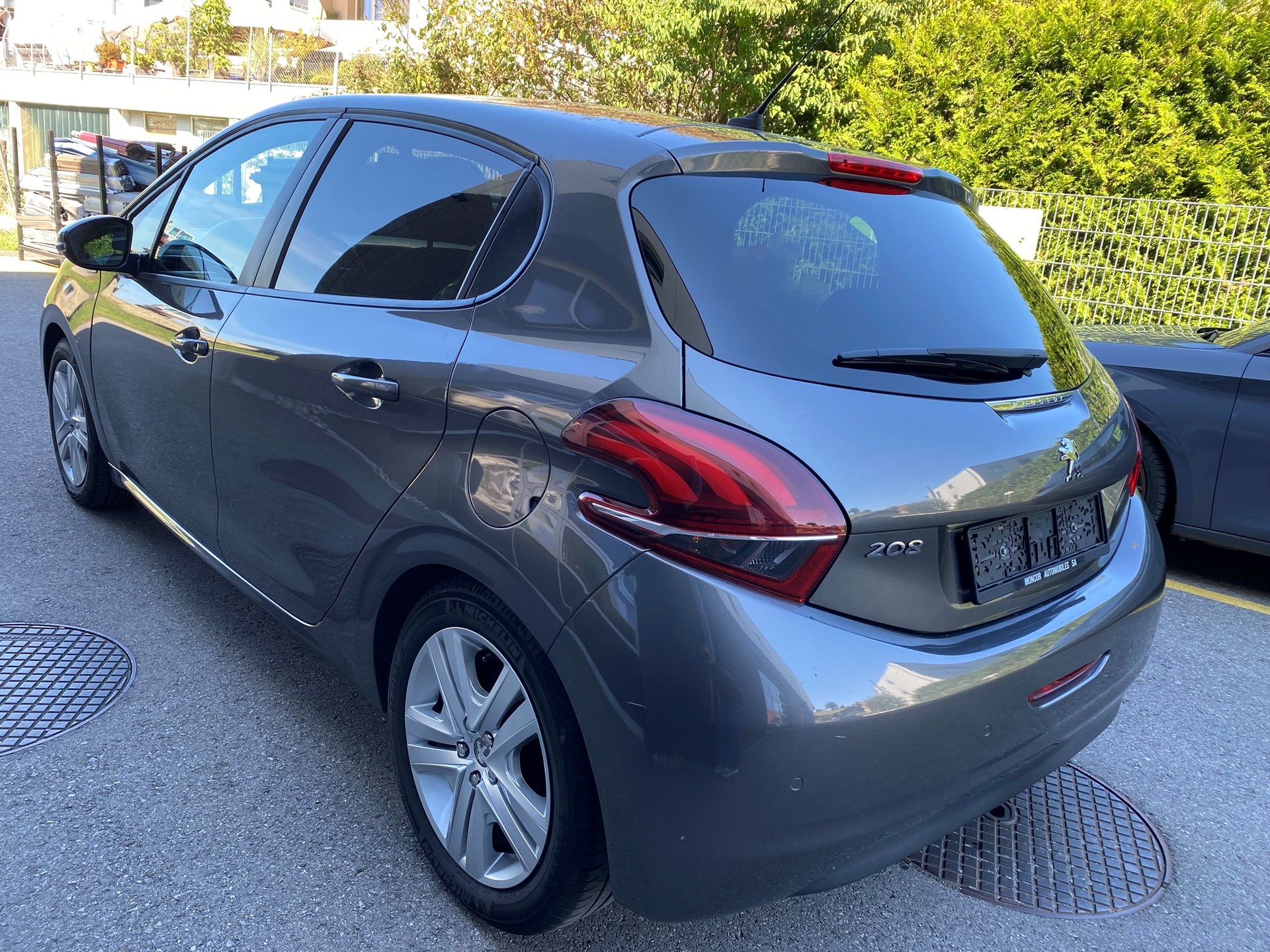 PEUGEOT 208 1.2 PureTech Style-image-7