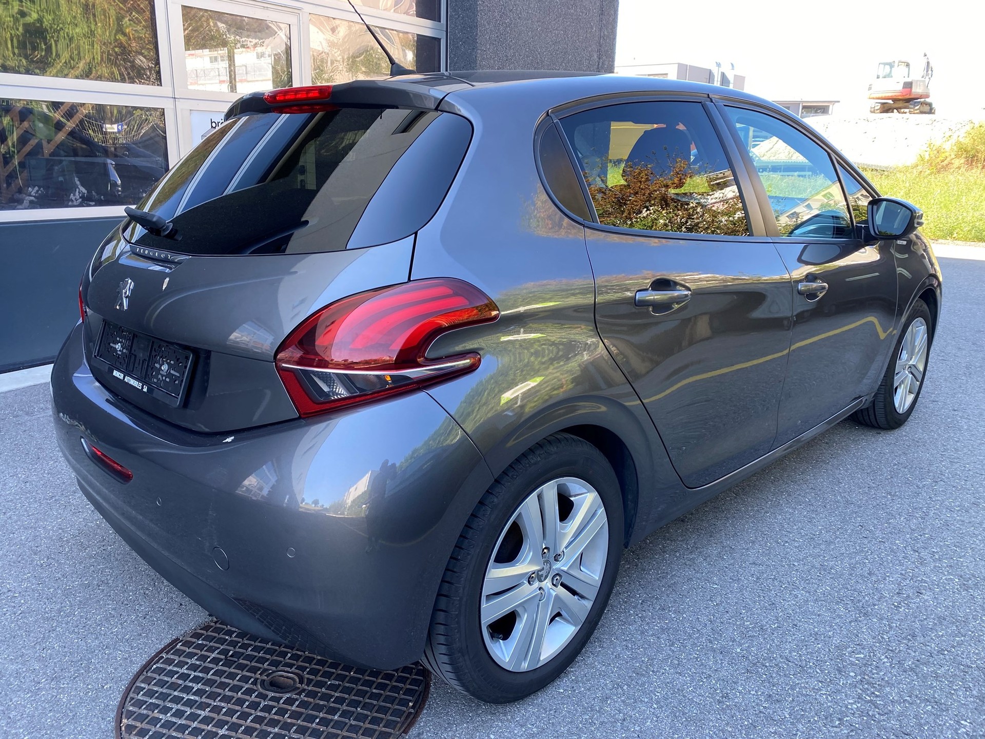 PEUGEOT 208 1.2 PureTech Style-image-8