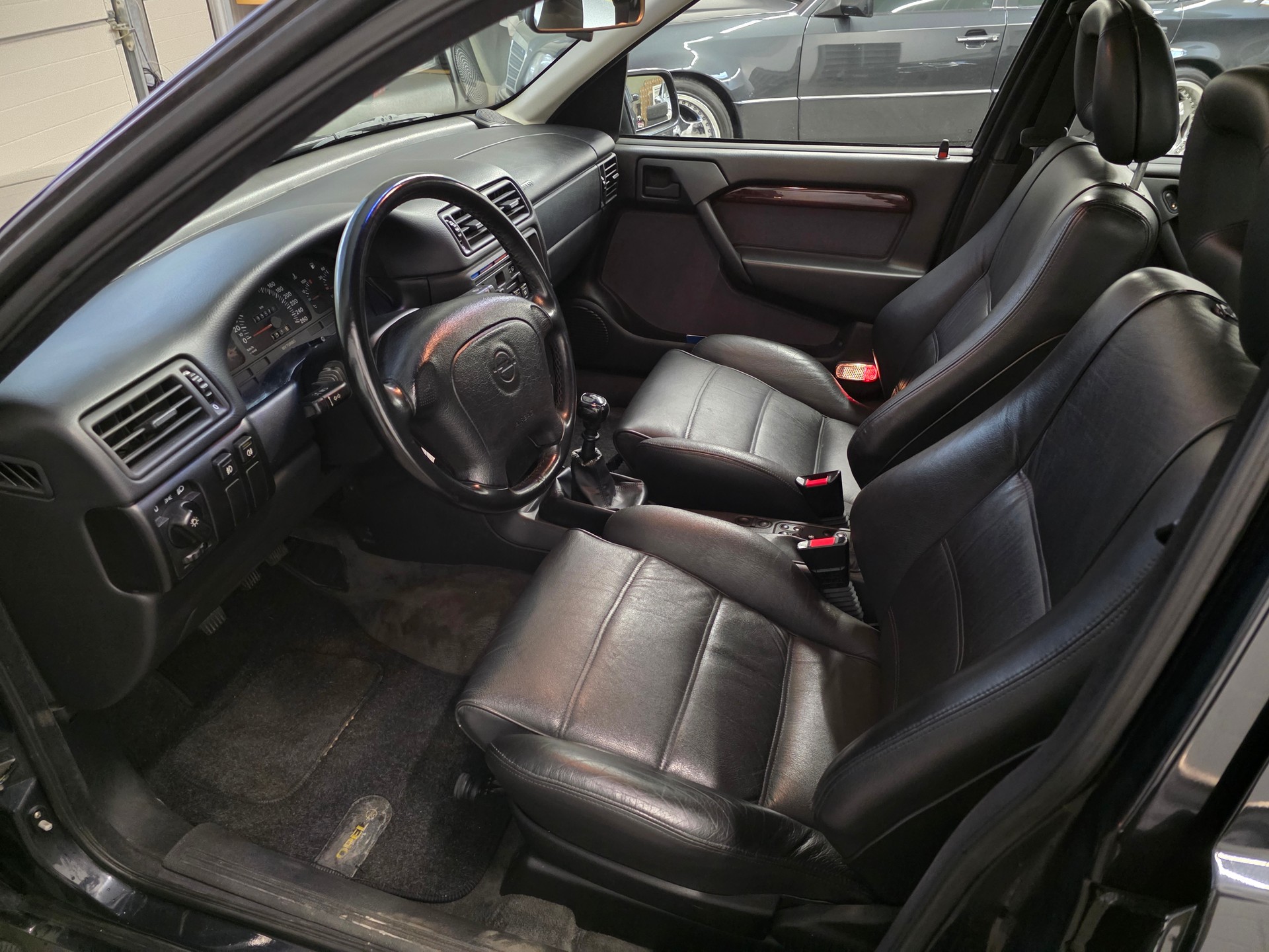 OPEL Vectra 2.0i Turbo 4x4 1 von 7 sehr selten mit Vollleder Ausstatung-showroom-element-3